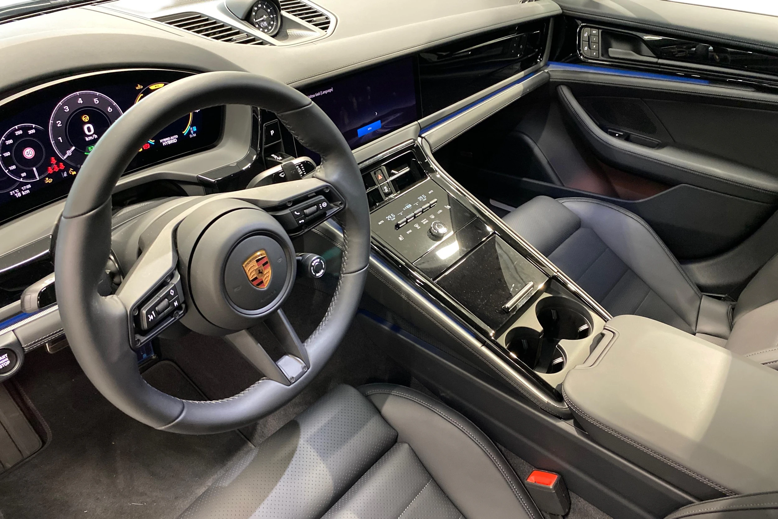 vihreä Porsche Panamera 2026 kuva 6.