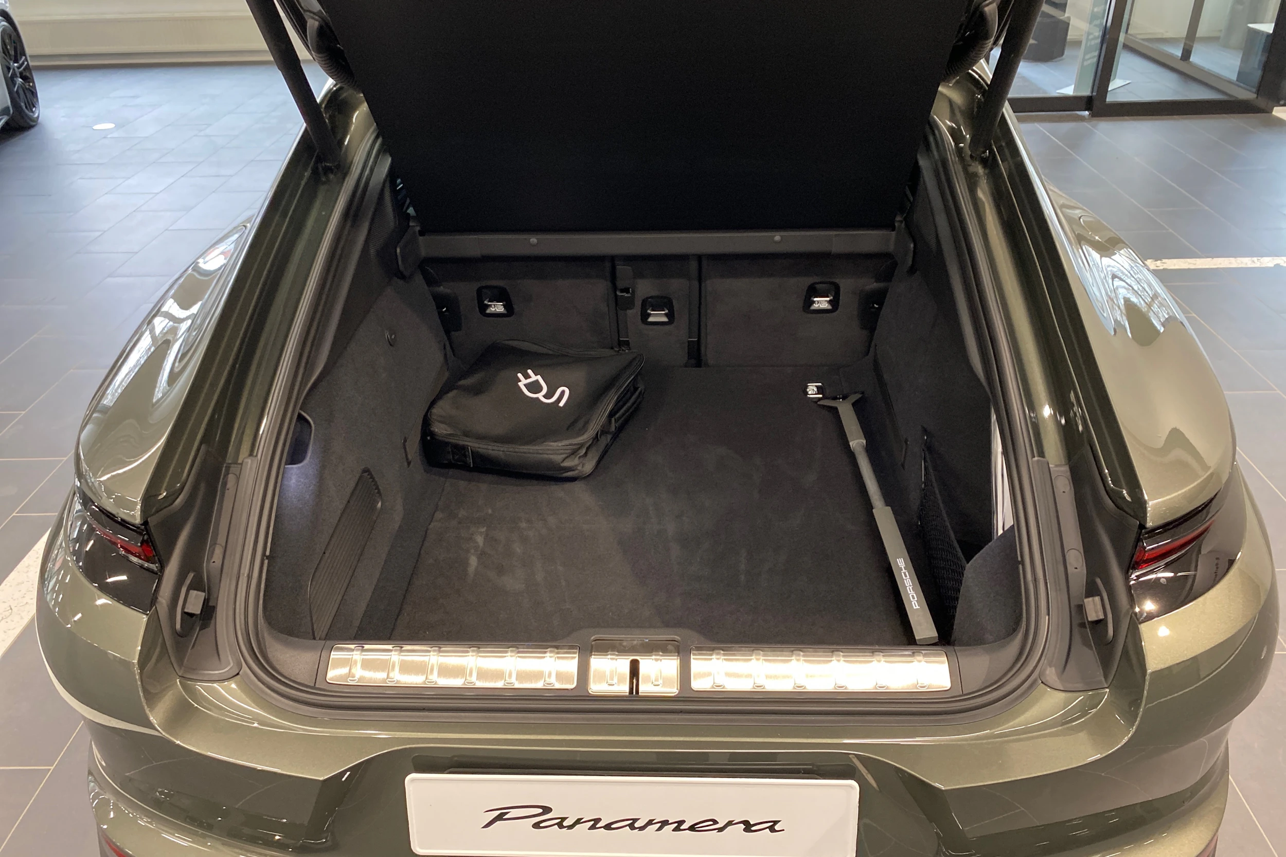 vihreä Porsche Panamera 2026 kuva 15.