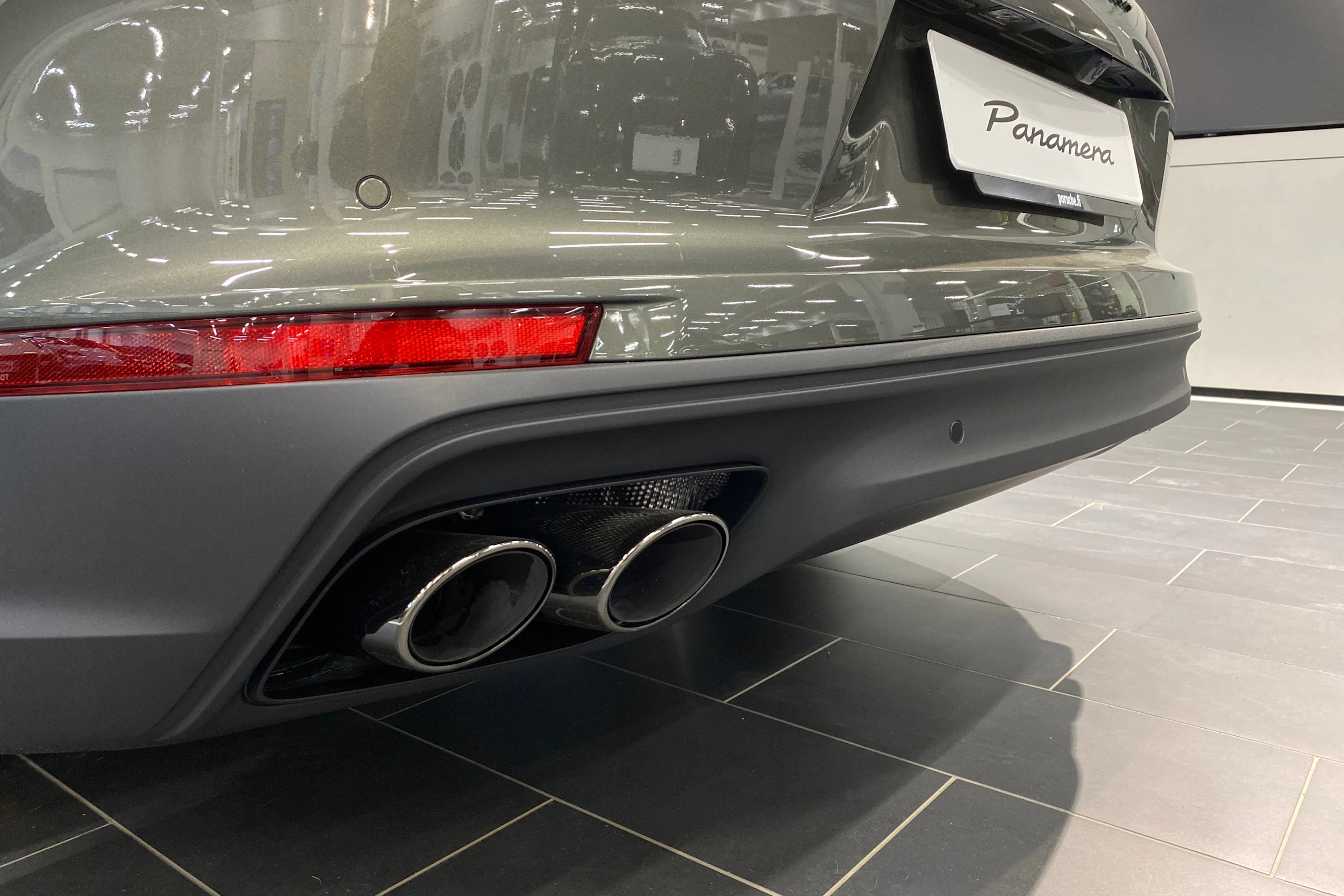 vihreä Porsche Panamera 2026 kuva 16.