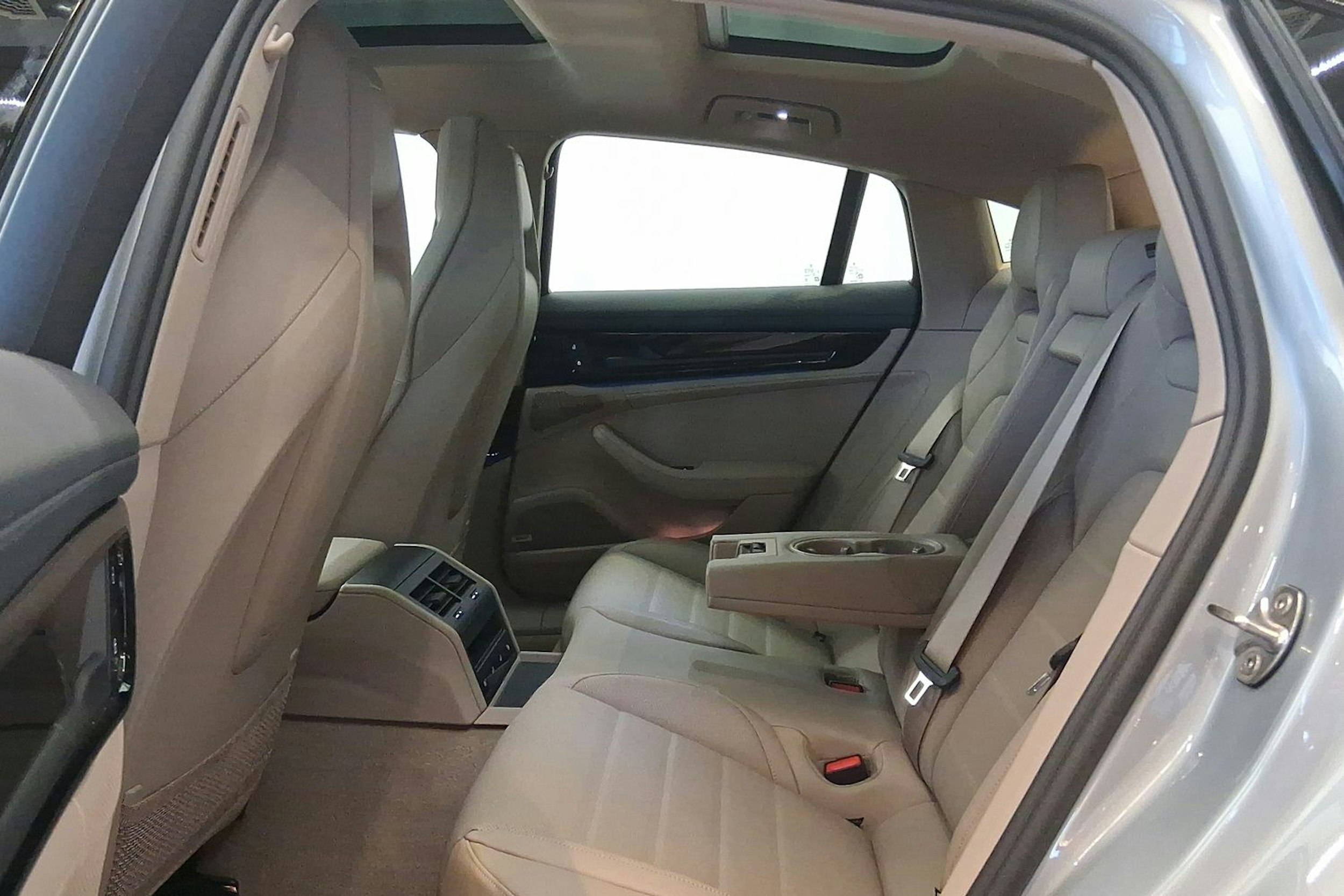 met. harmaa Porsche Panamera 2026 kuva 21.