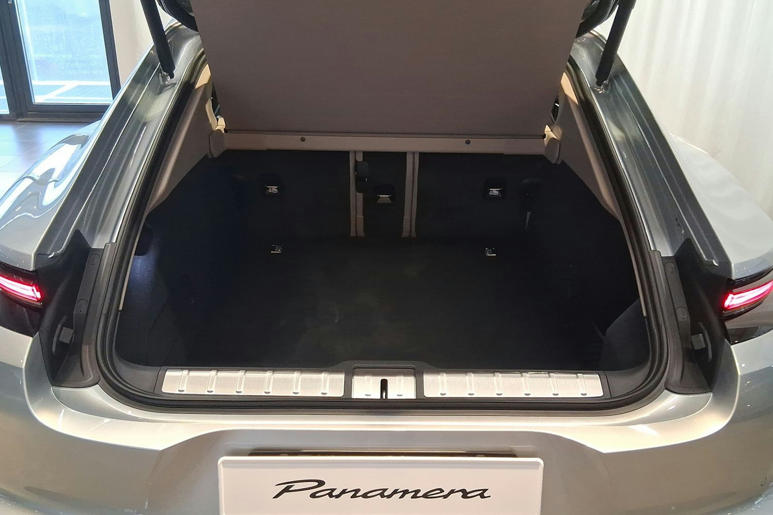 met. harmaa Porsche Panamera 2026 kuva 23.