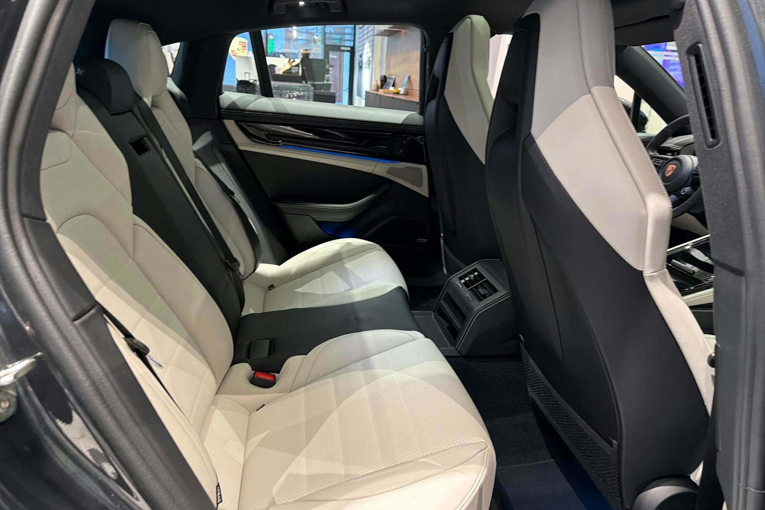 harmaa Porsche Panamera 2026 kuva 12.