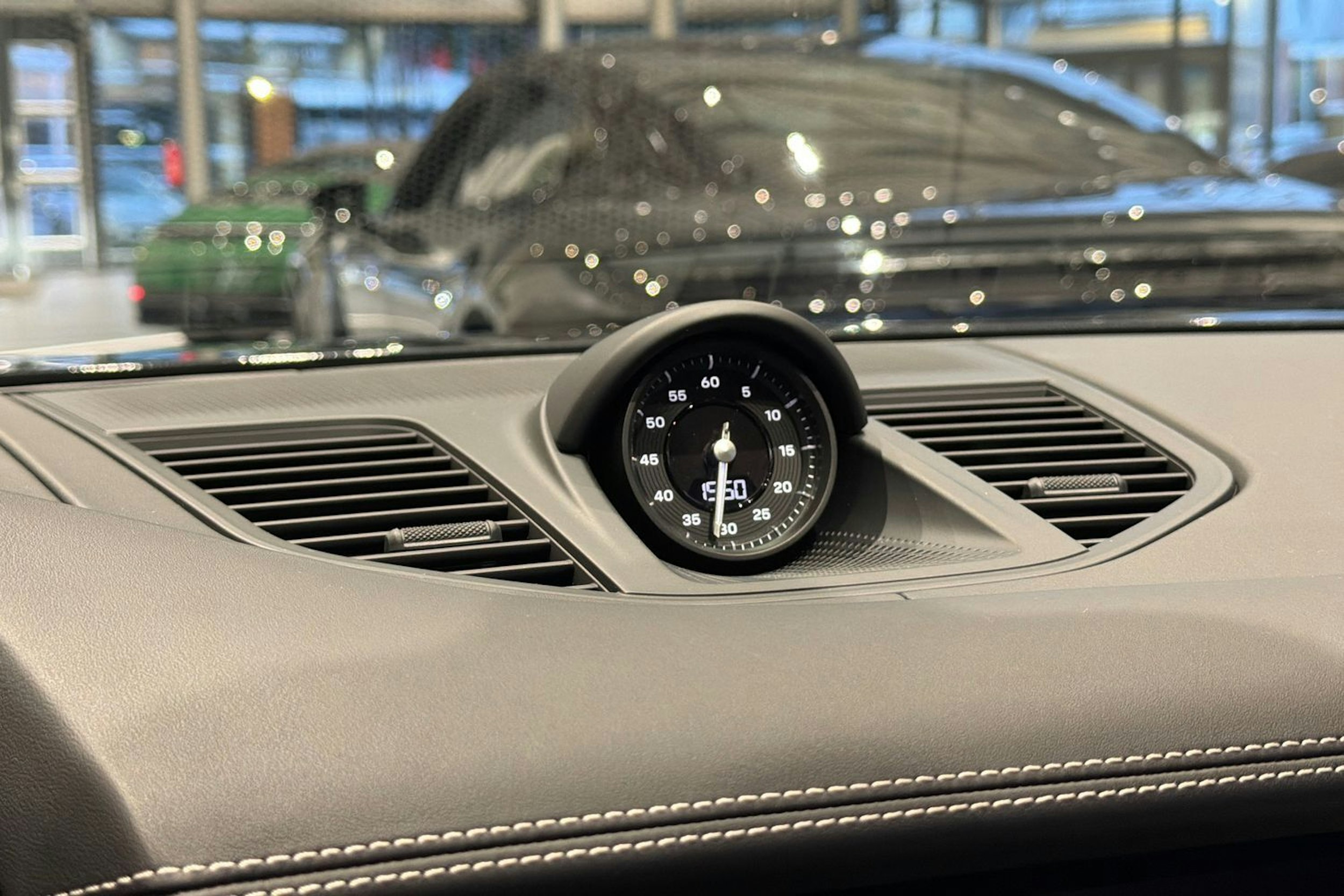 harmaa Porsche Panamera 2026 kuva 17.