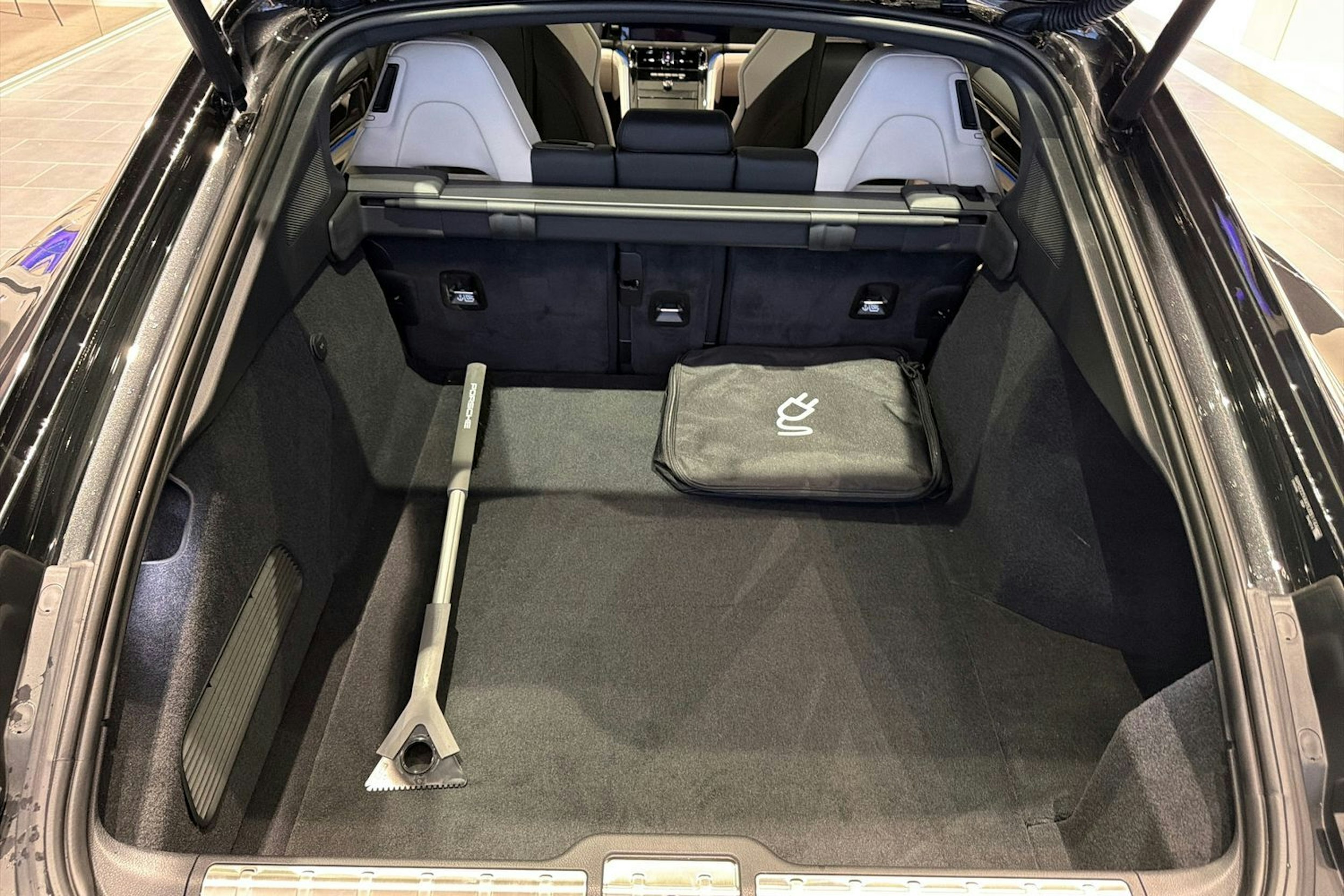 harmaa Porsche Panamera 2026 kuva 22.