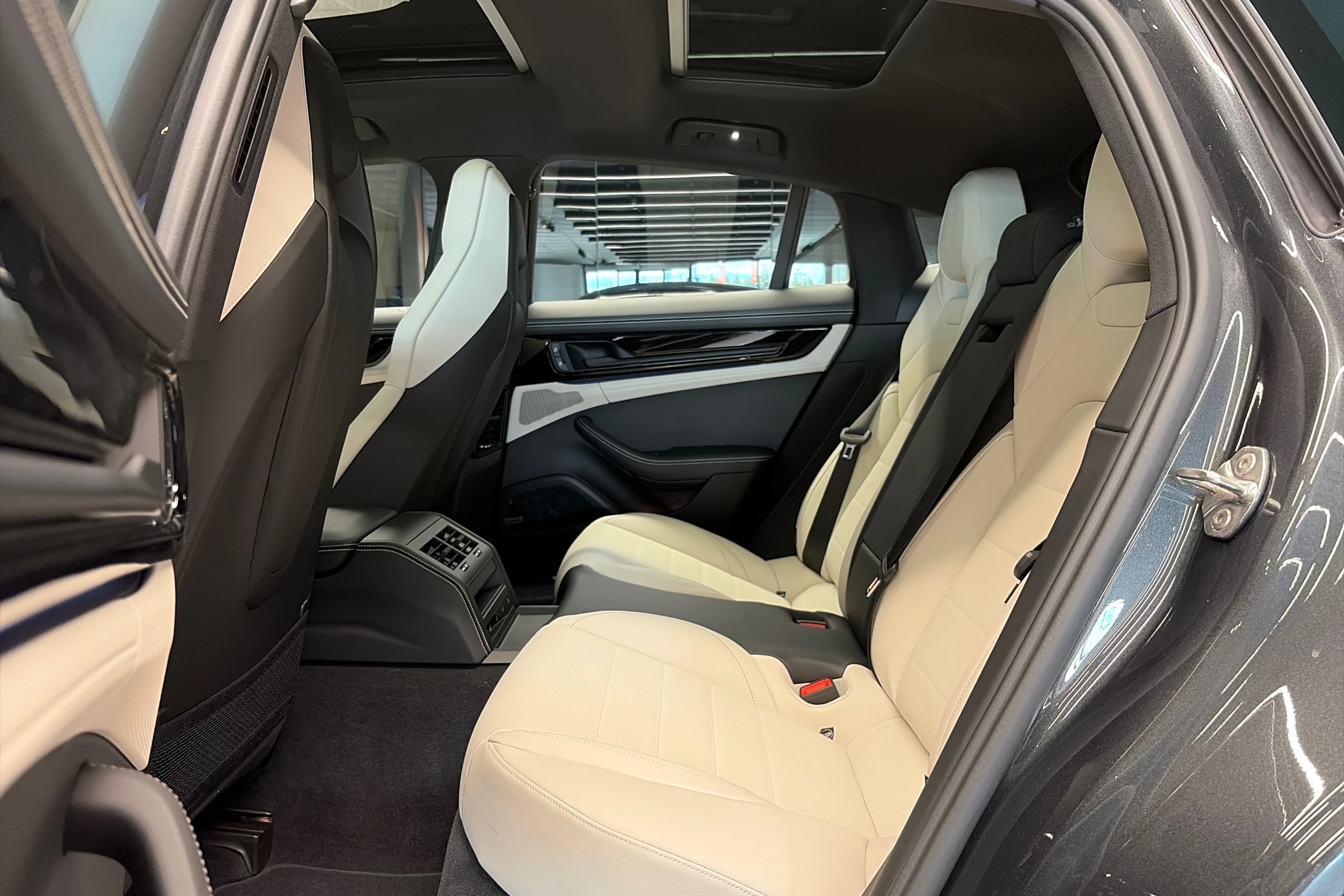 harmaa Porsche Panamera 2026 kuva 28.