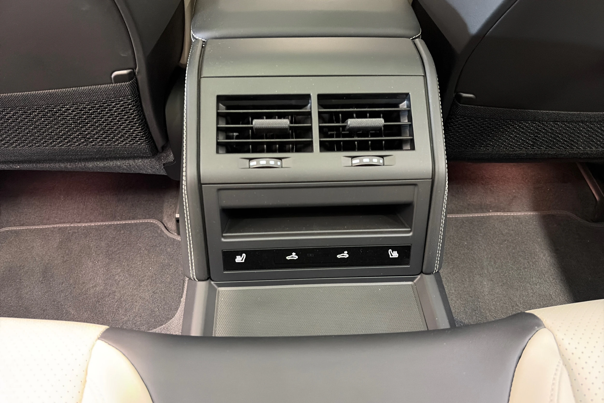 harmaa Porsche Panamera 2026 kuva 29.