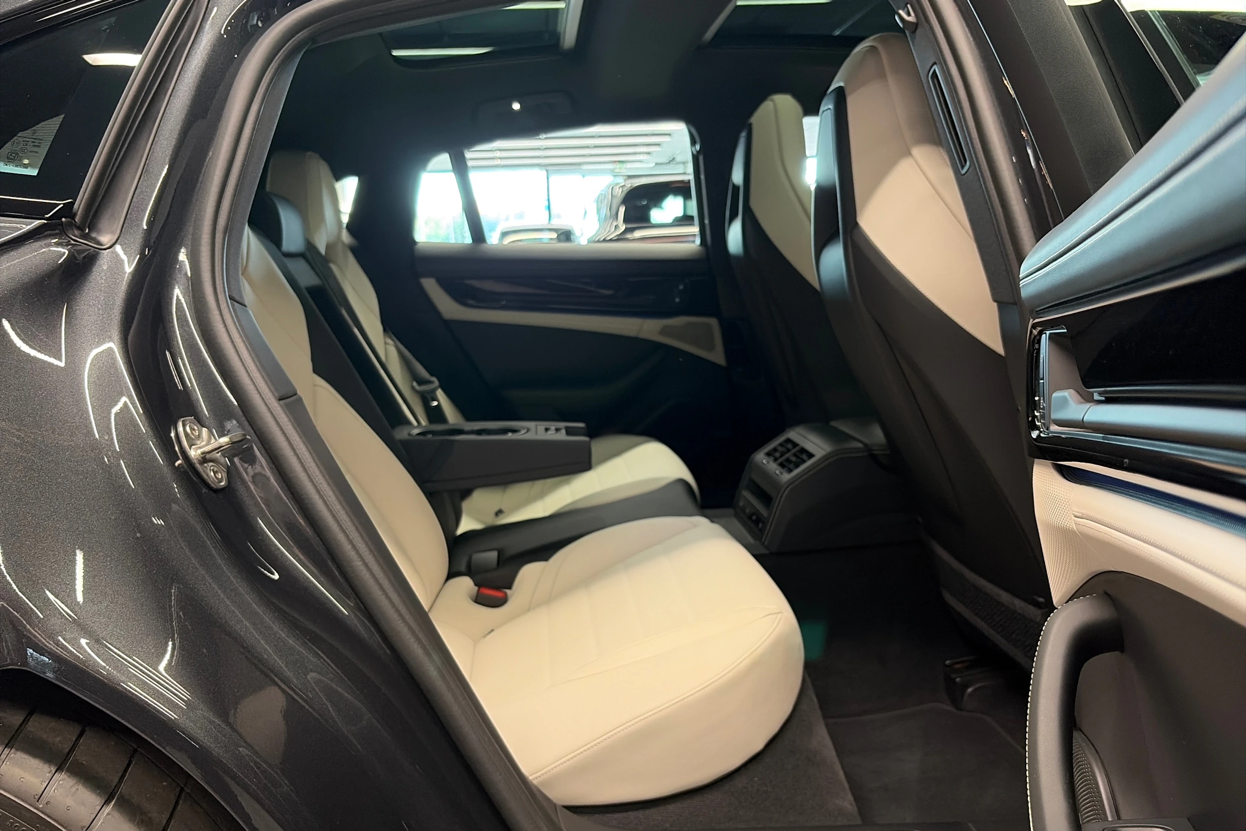 harmaa Porsche Panamera 2026 kuva 30.