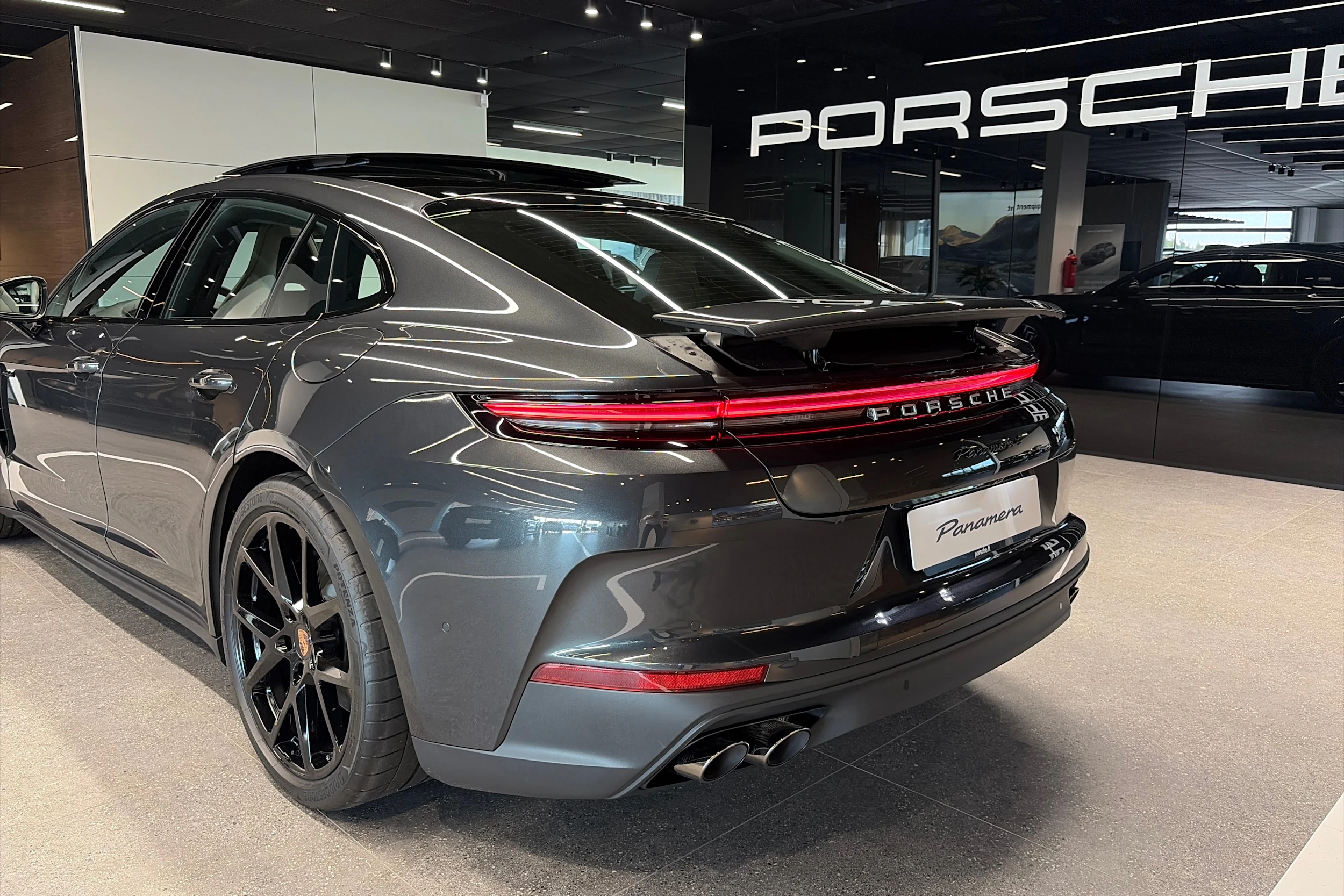 harmaa Porsche Panamera 2026 kuva 35.