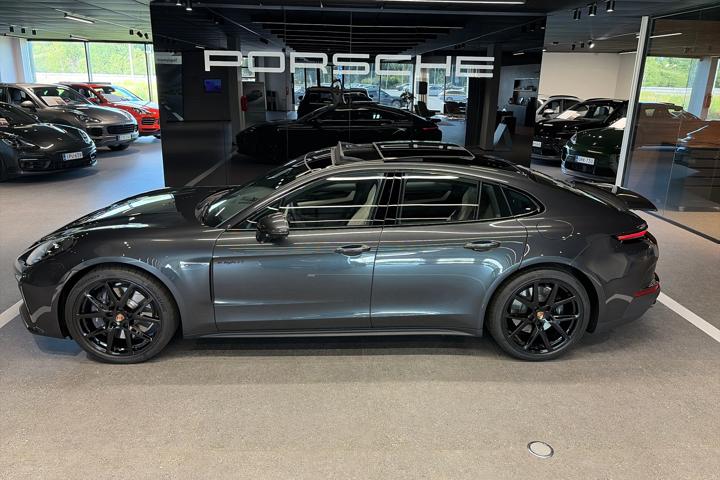 harmaa Porsche Panamera 2026 kuva 37.