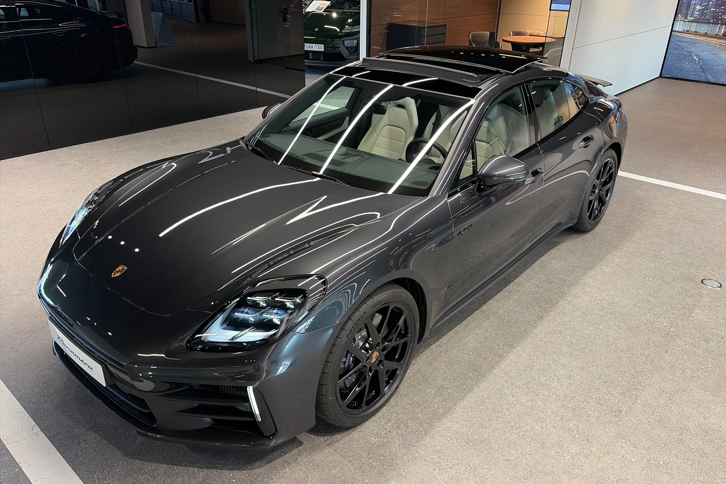 harmaa Porsche Panamera 2026 kuva 38.