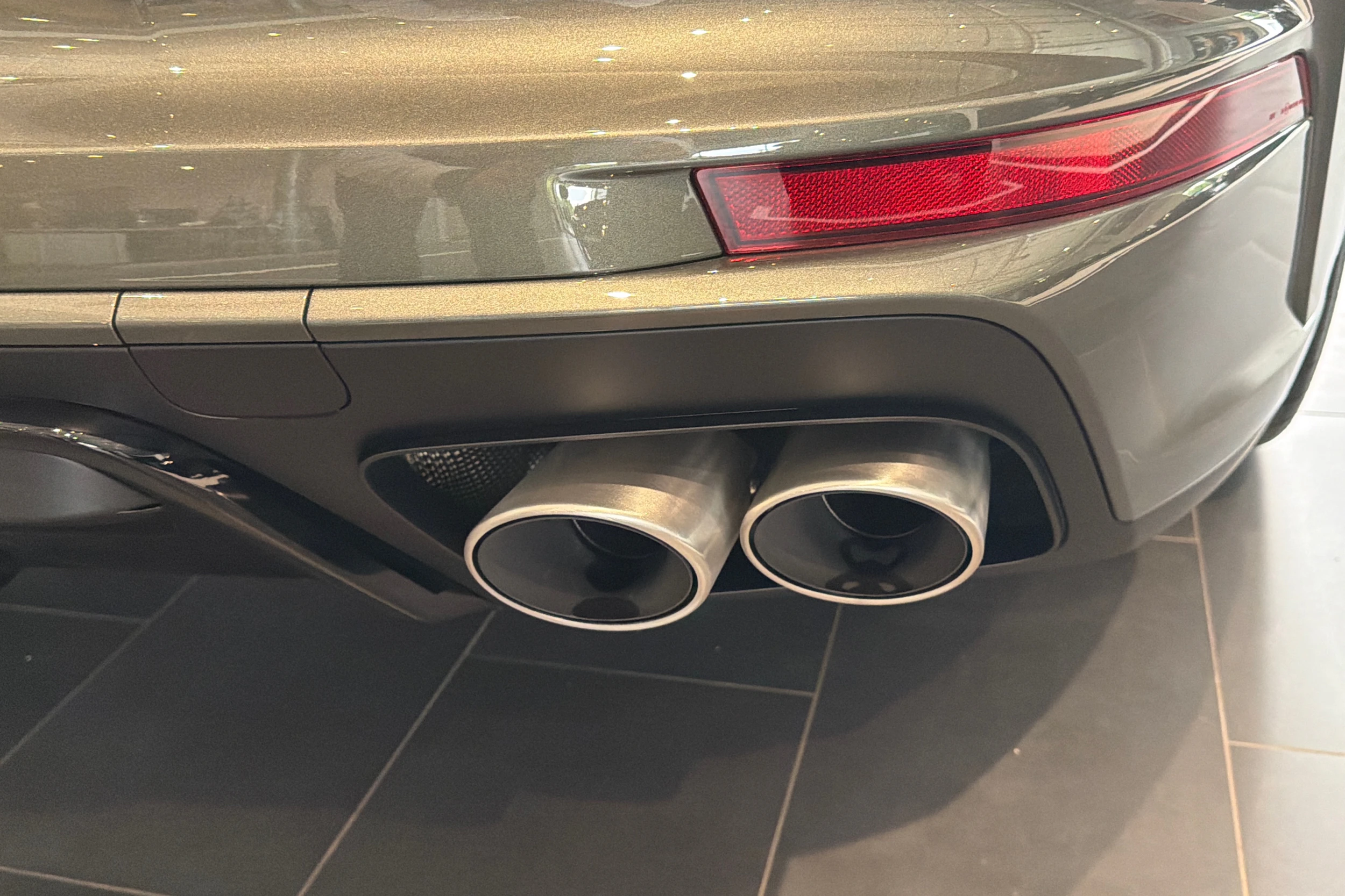 vihreä Porsche Panamera 2026 kuva 29.