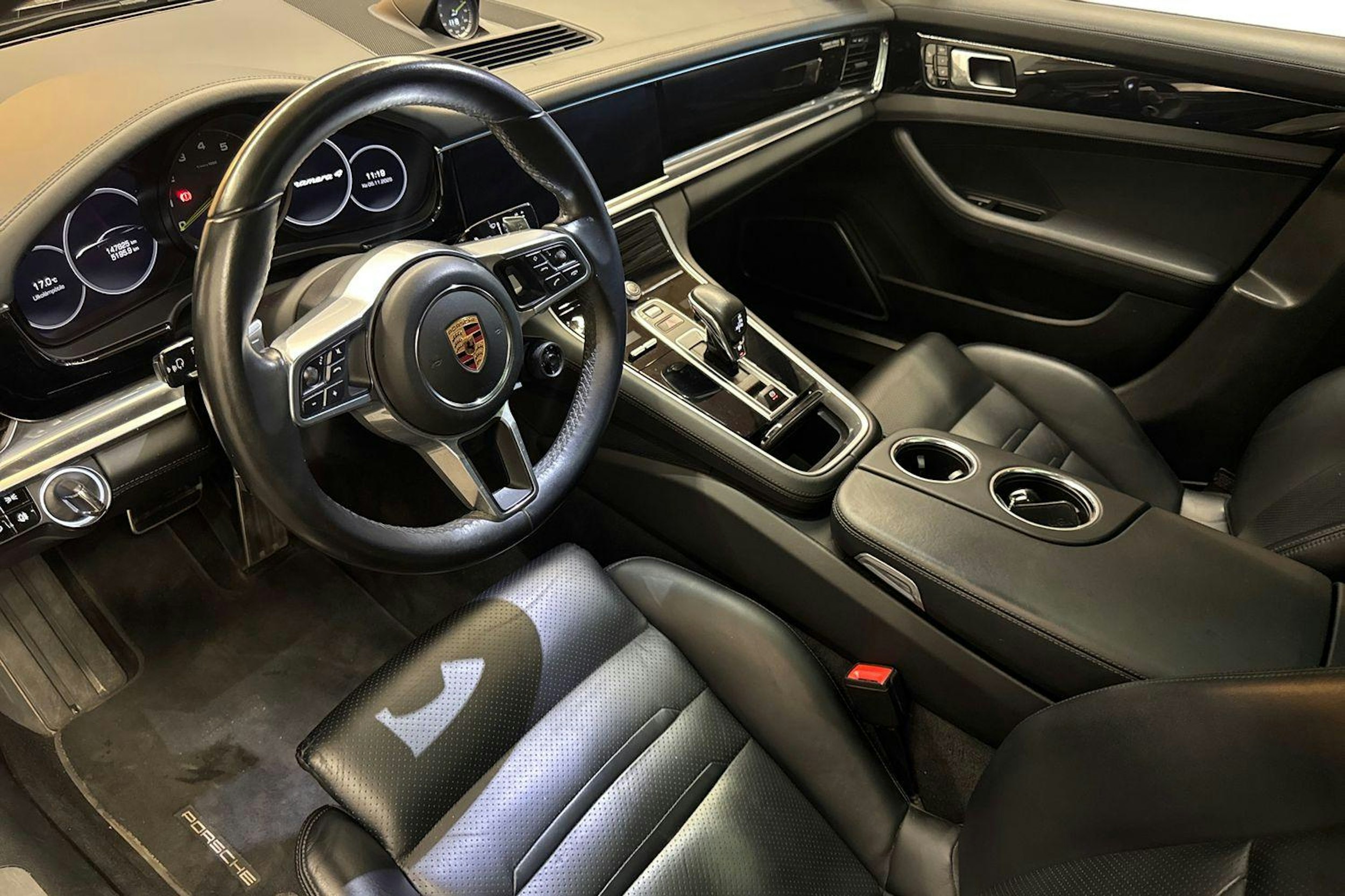 Musta Porsche Panamera 2018 kuva 6.