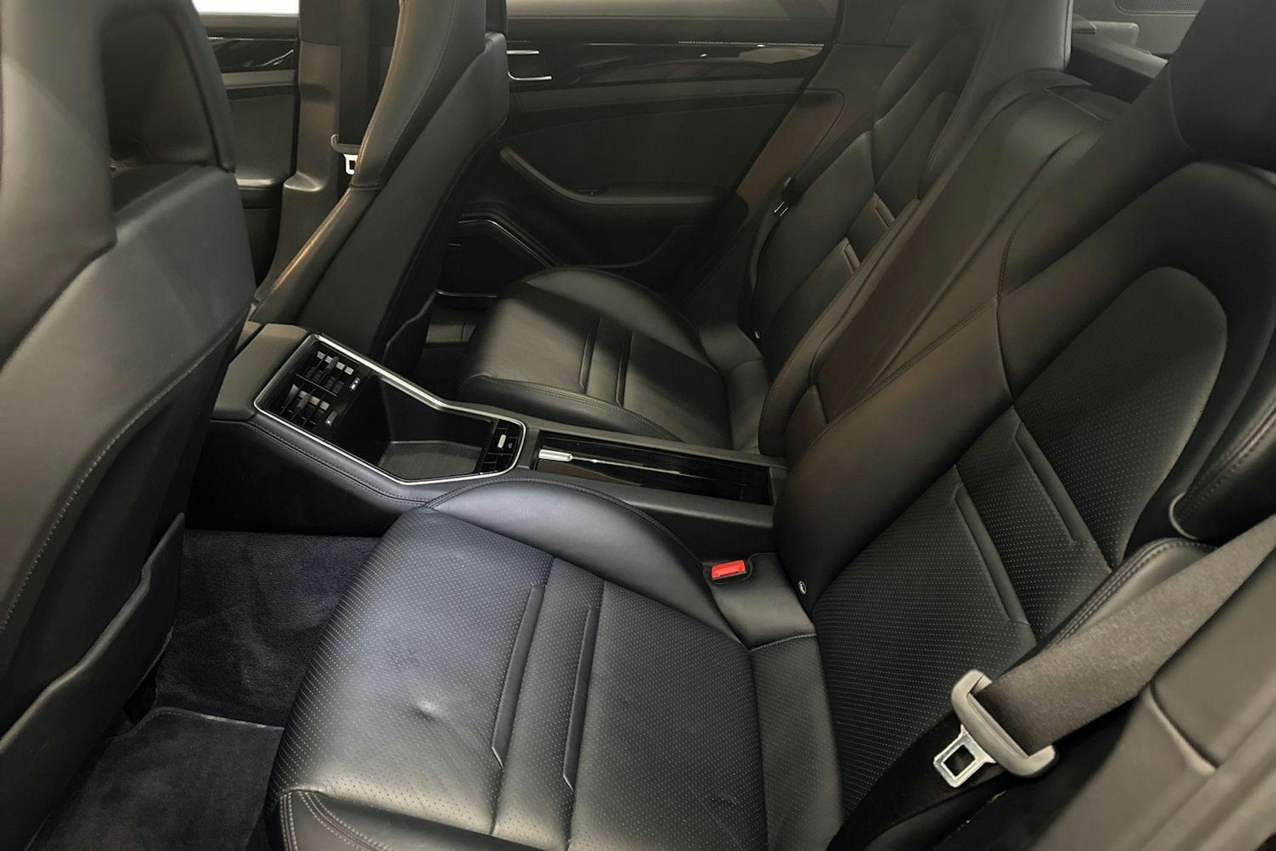 Musta Porsche Panamera 2018 kuva 8.