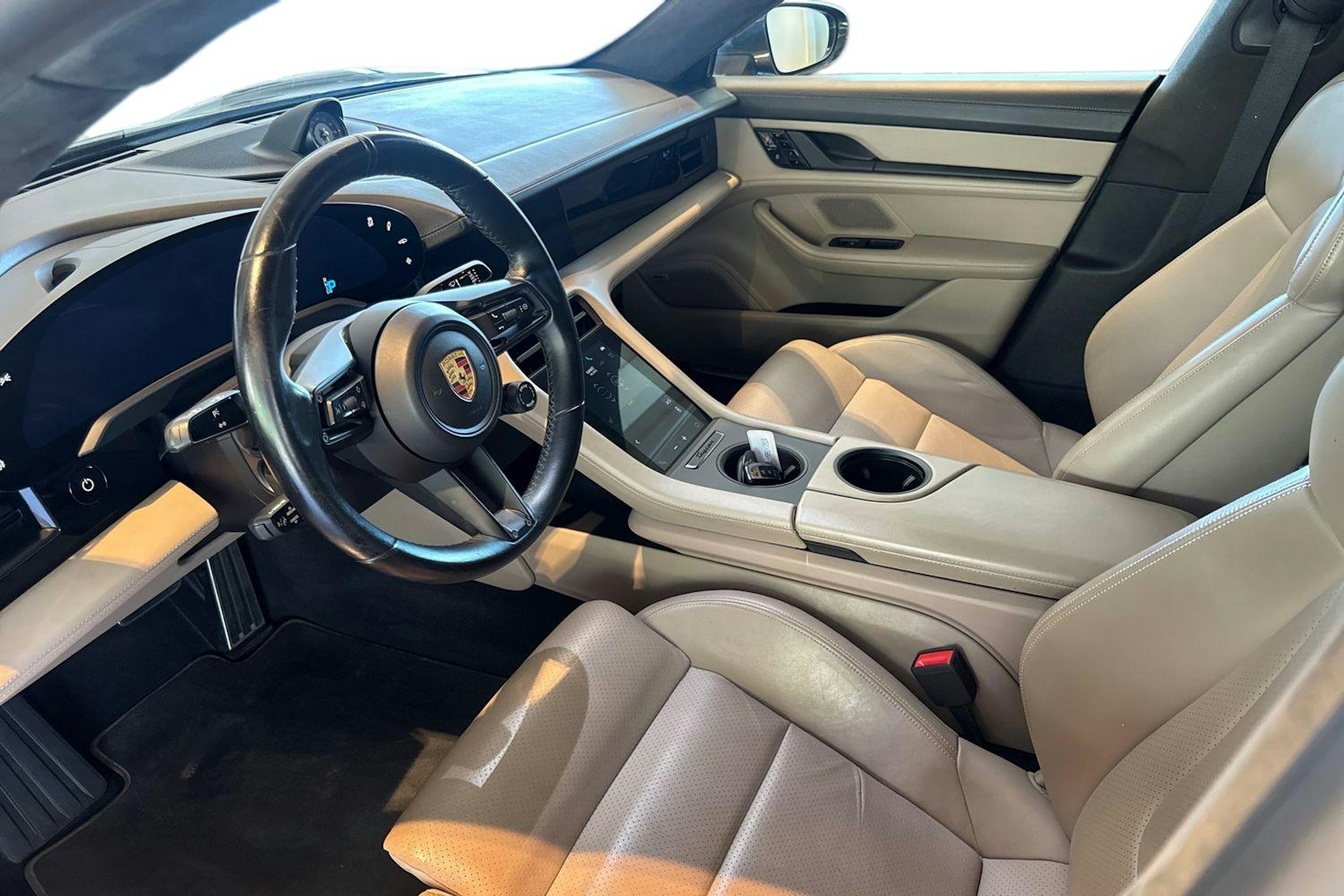 Harmaa Porsche Taycan 2020 kuva 6.