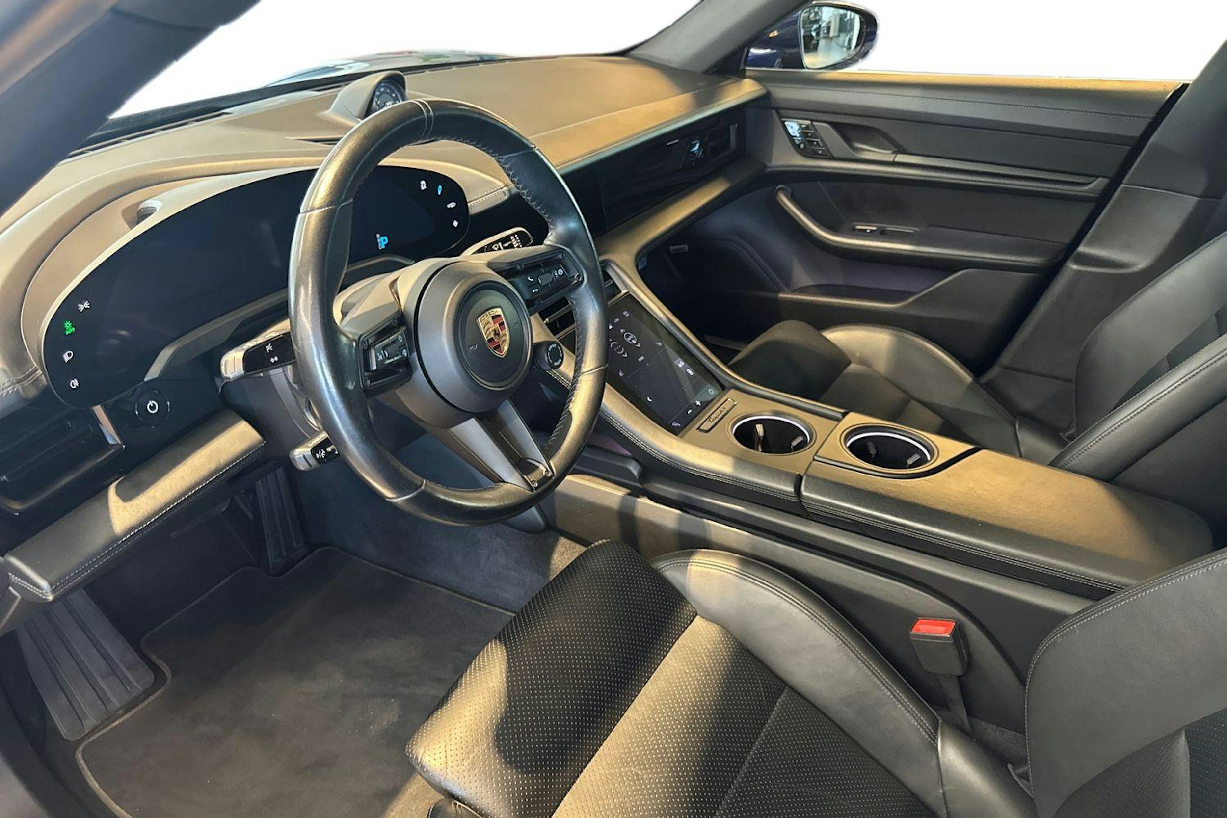 Sininen Porsche Taycan 2020 kuva 6.