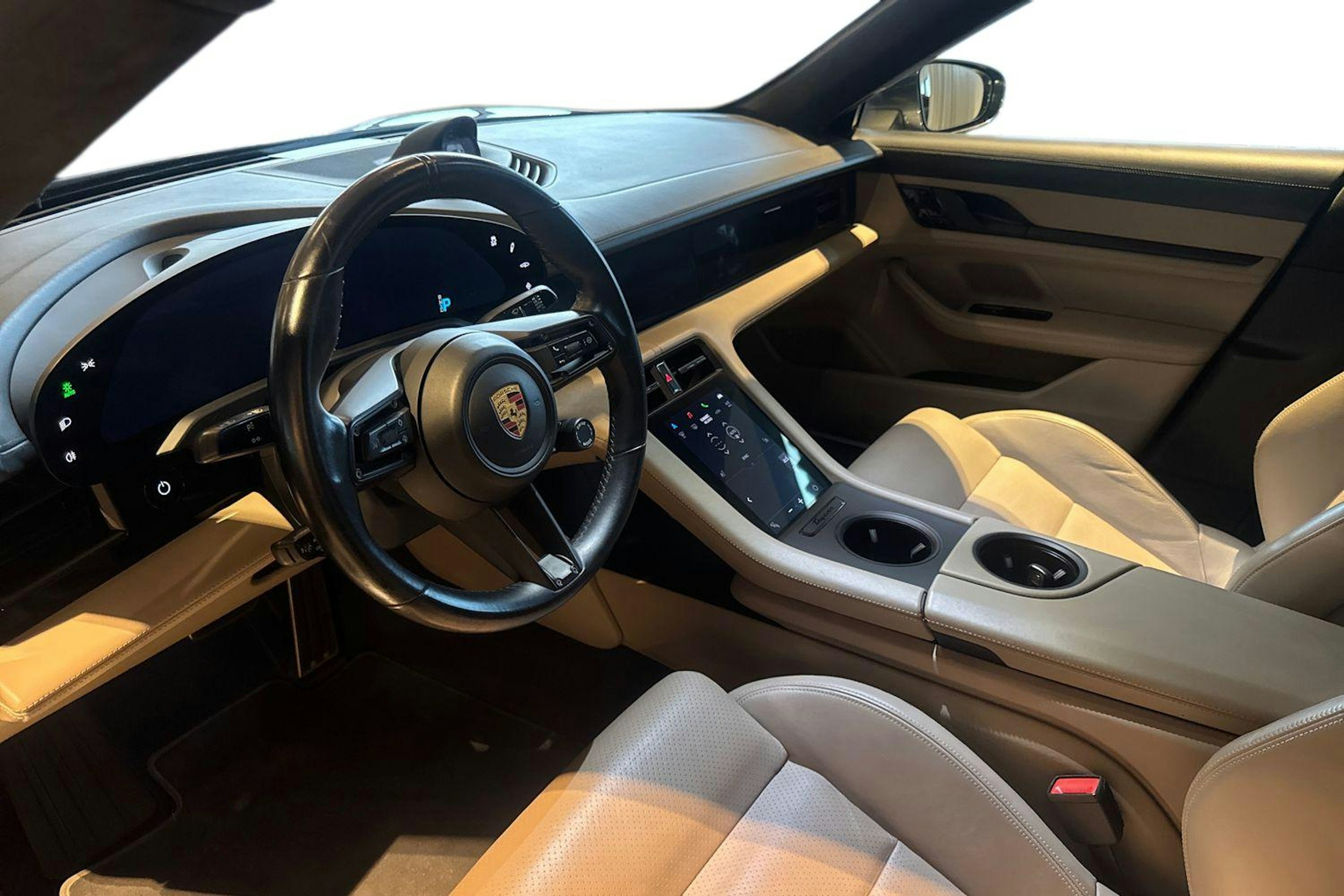 Harmaa Porsche Taycan 2020 kuva 6.