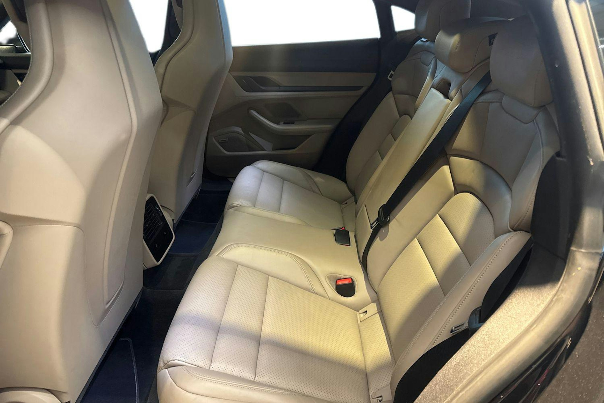 Harmaa Porsche Taycan 2020 kuva 7.