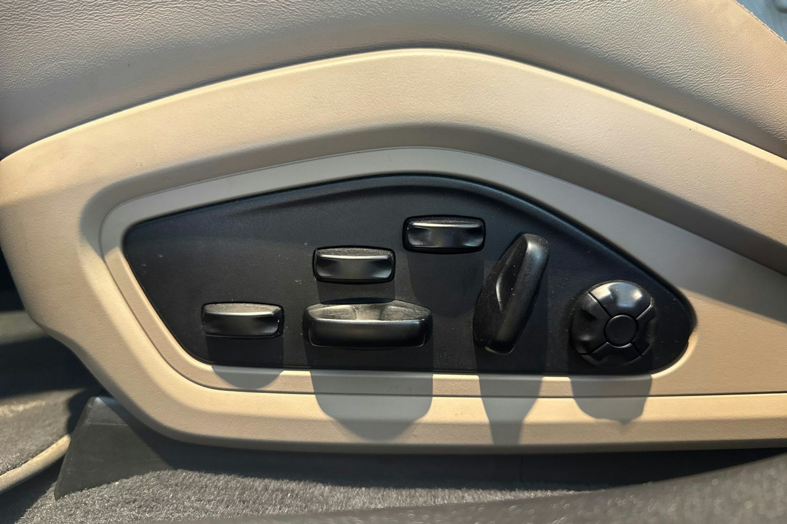 Harmaa Porsche Taycan 2020 kuva 10.