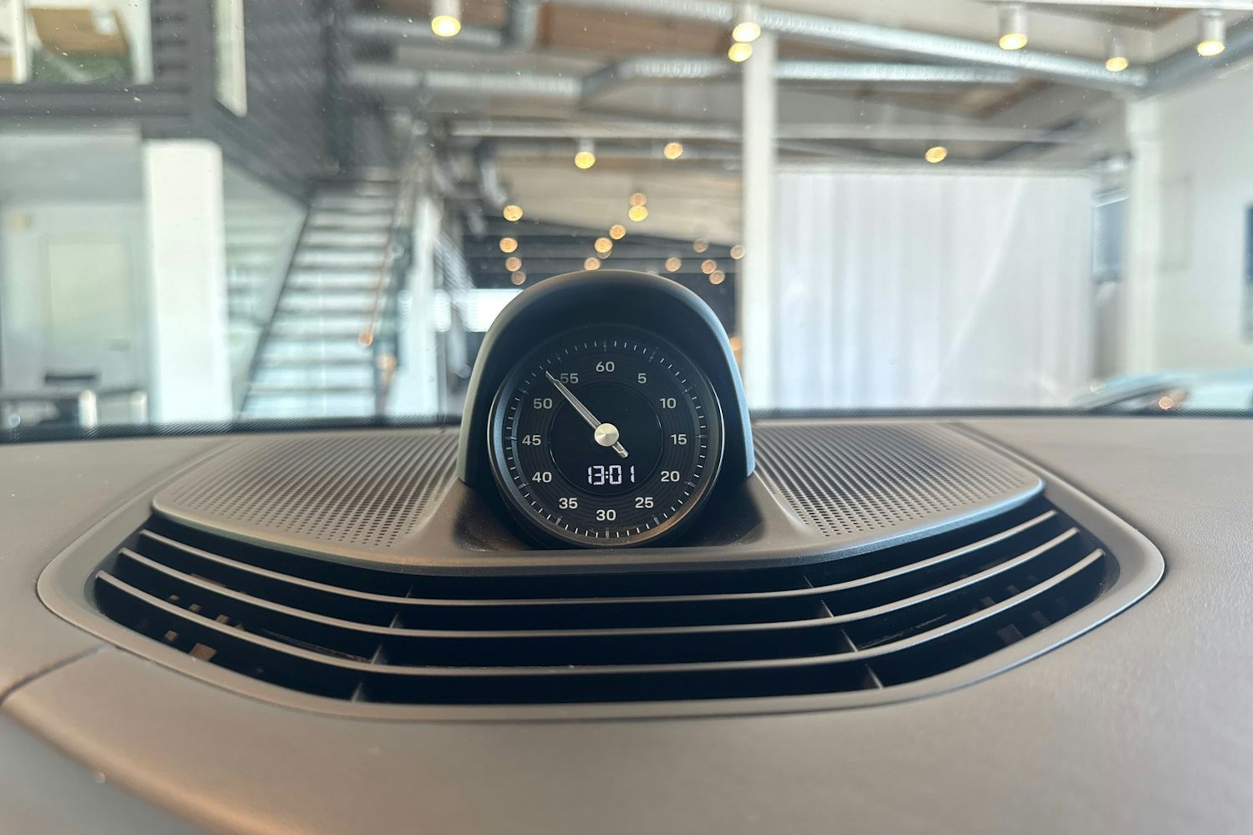 Harmaa Porsche Taycan 2020 kuva 11.