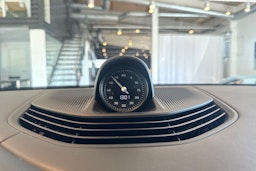 Harmaa Porsche Taycan 2020 kuva 11.