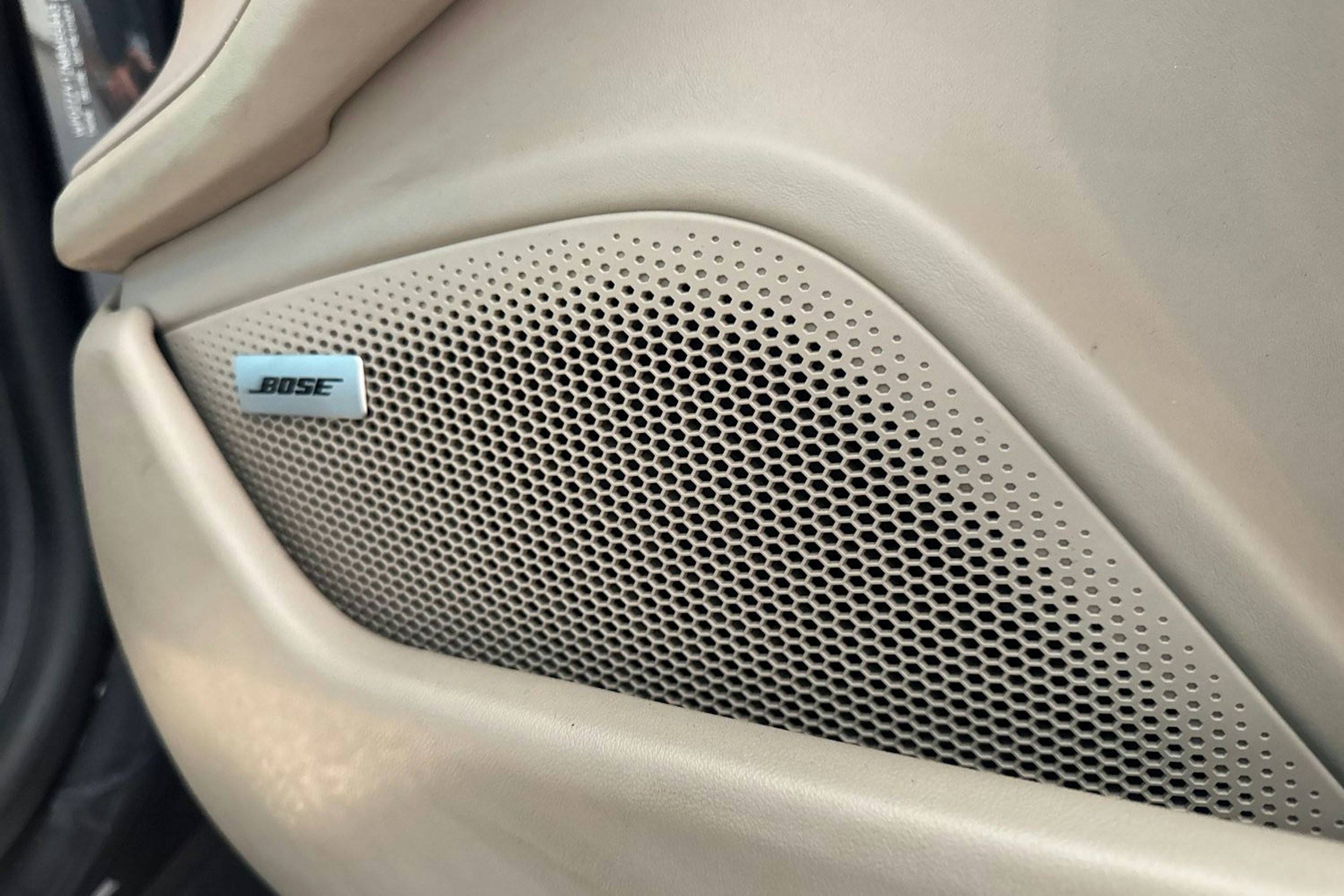 Harmaa Porsche Taycan 2020 kuva 12.