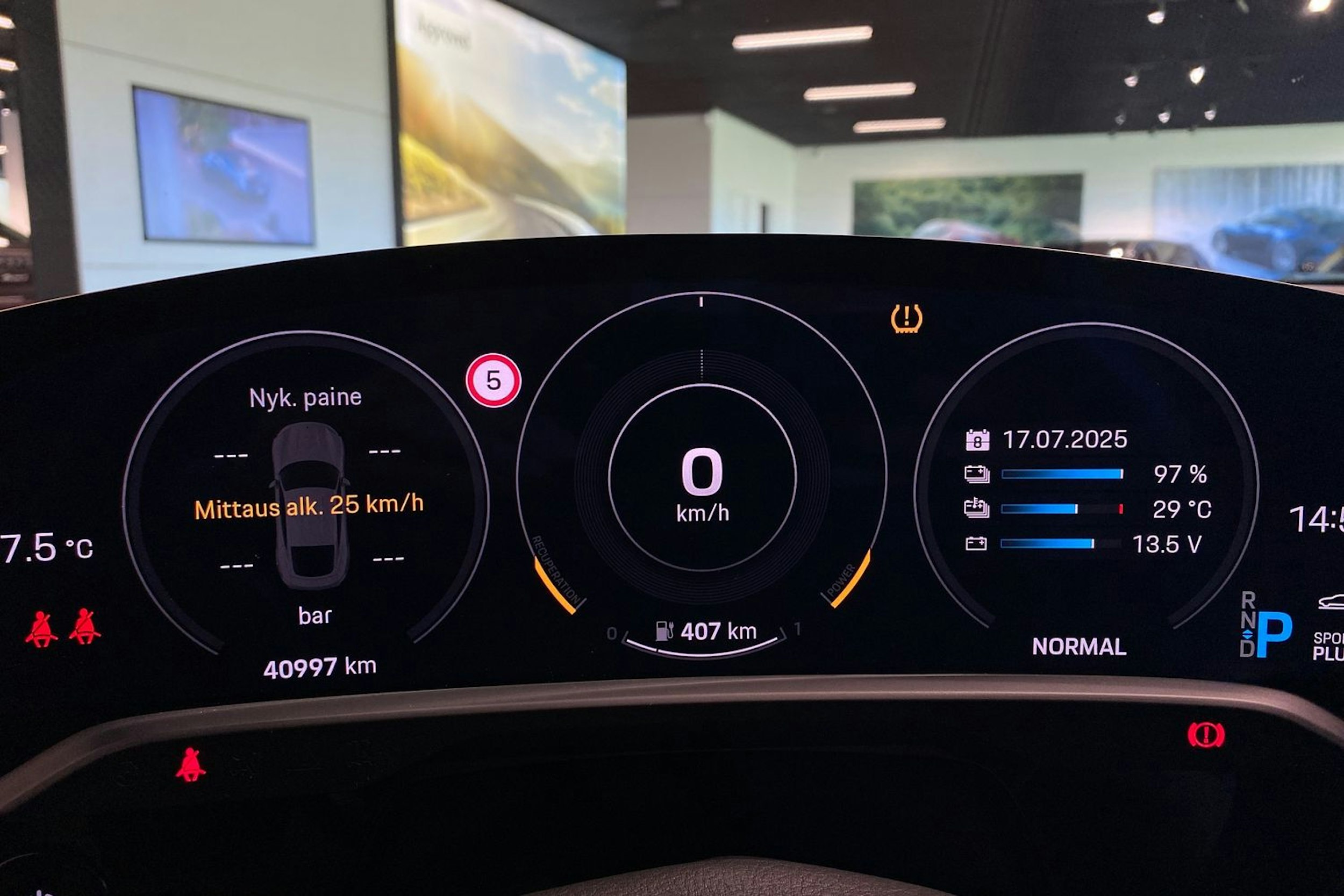 musta Porsche Taycan 2020 kuva 28.