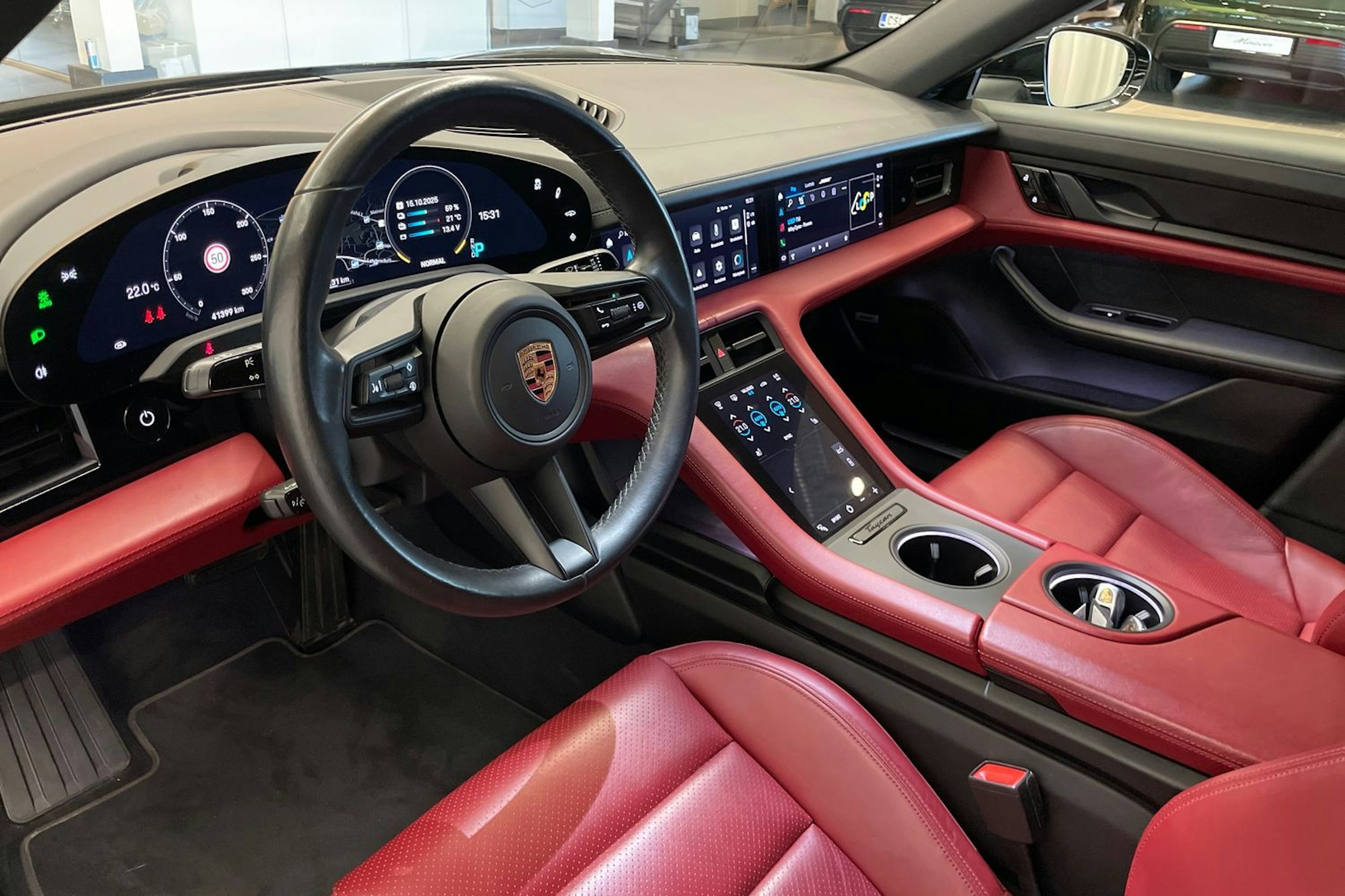 musta Porsche Taycan 2020 kuva 6.