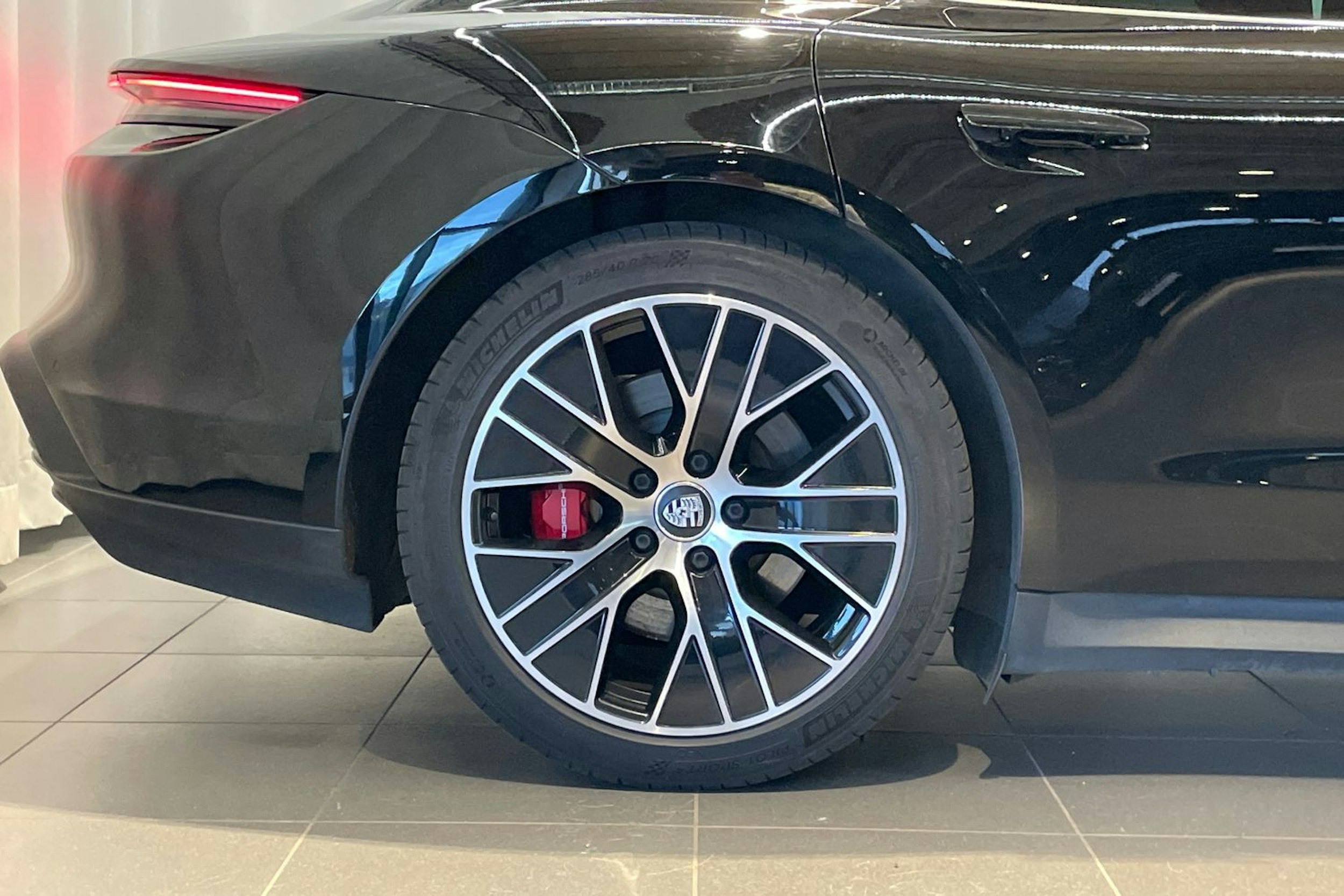 musta Porsche Taycan 2020 kuva 9.