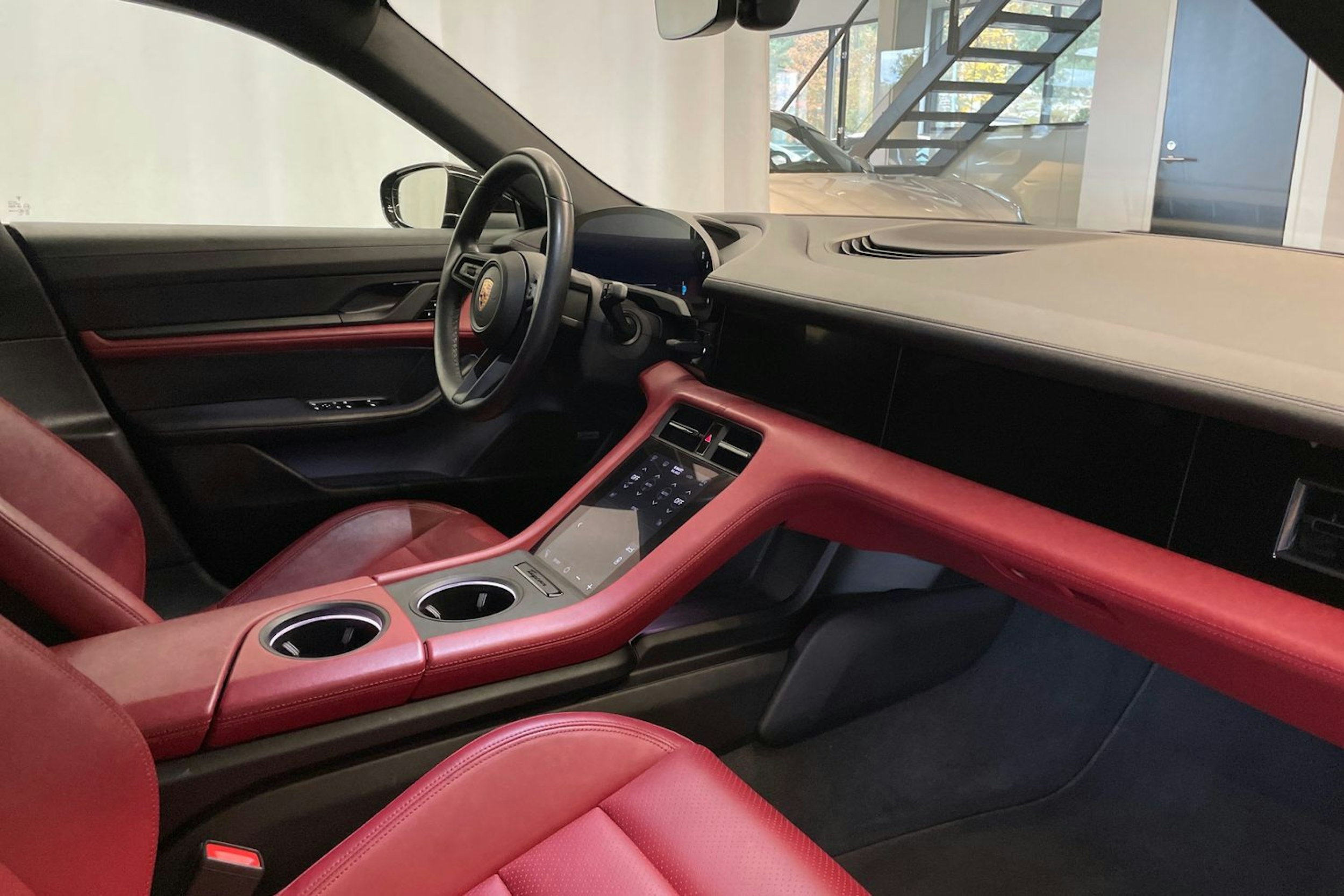 musta Porsche Taycan 2020 kuva 10.