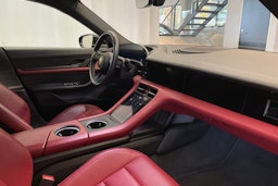 musta Porsche Taycan 2020 kuva 10.