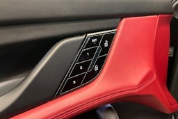 musta Porsche Taycan 2020 kuva 13.