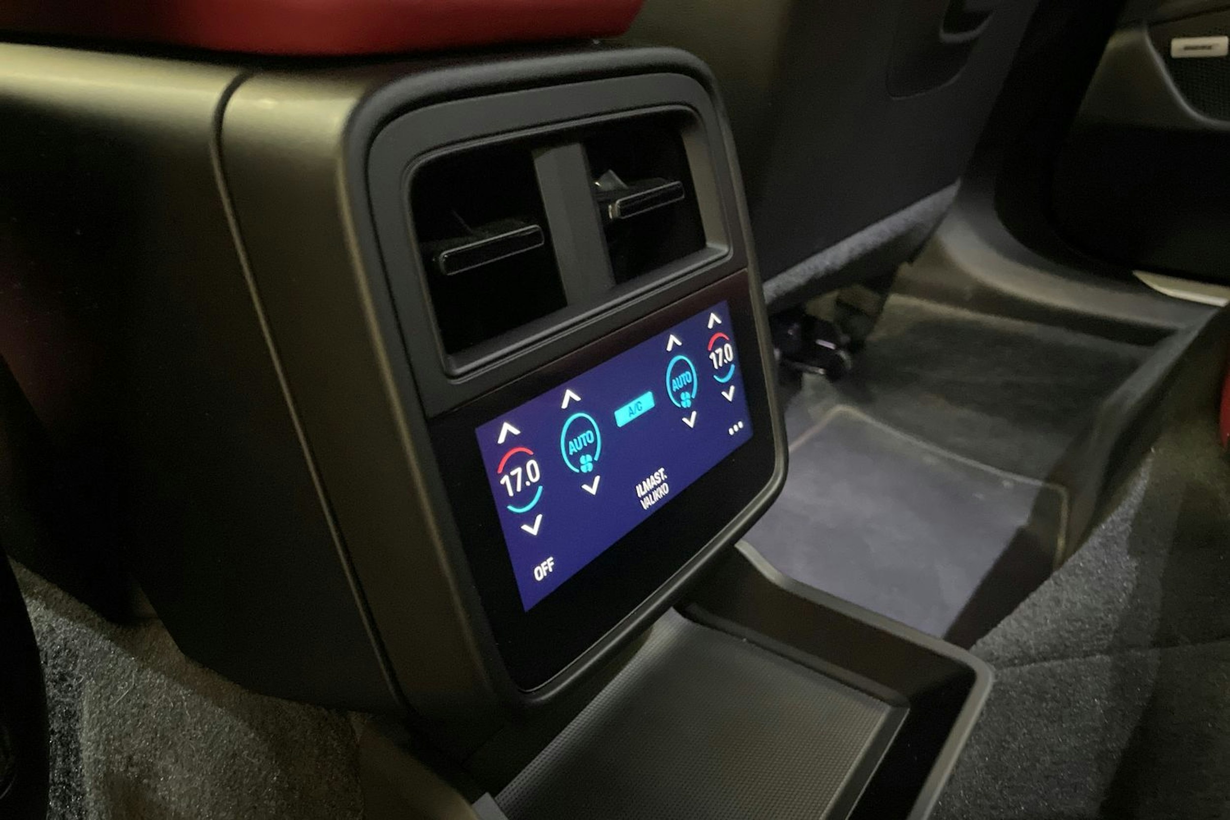 musta Porsche Taycan 2020 kuva 17.