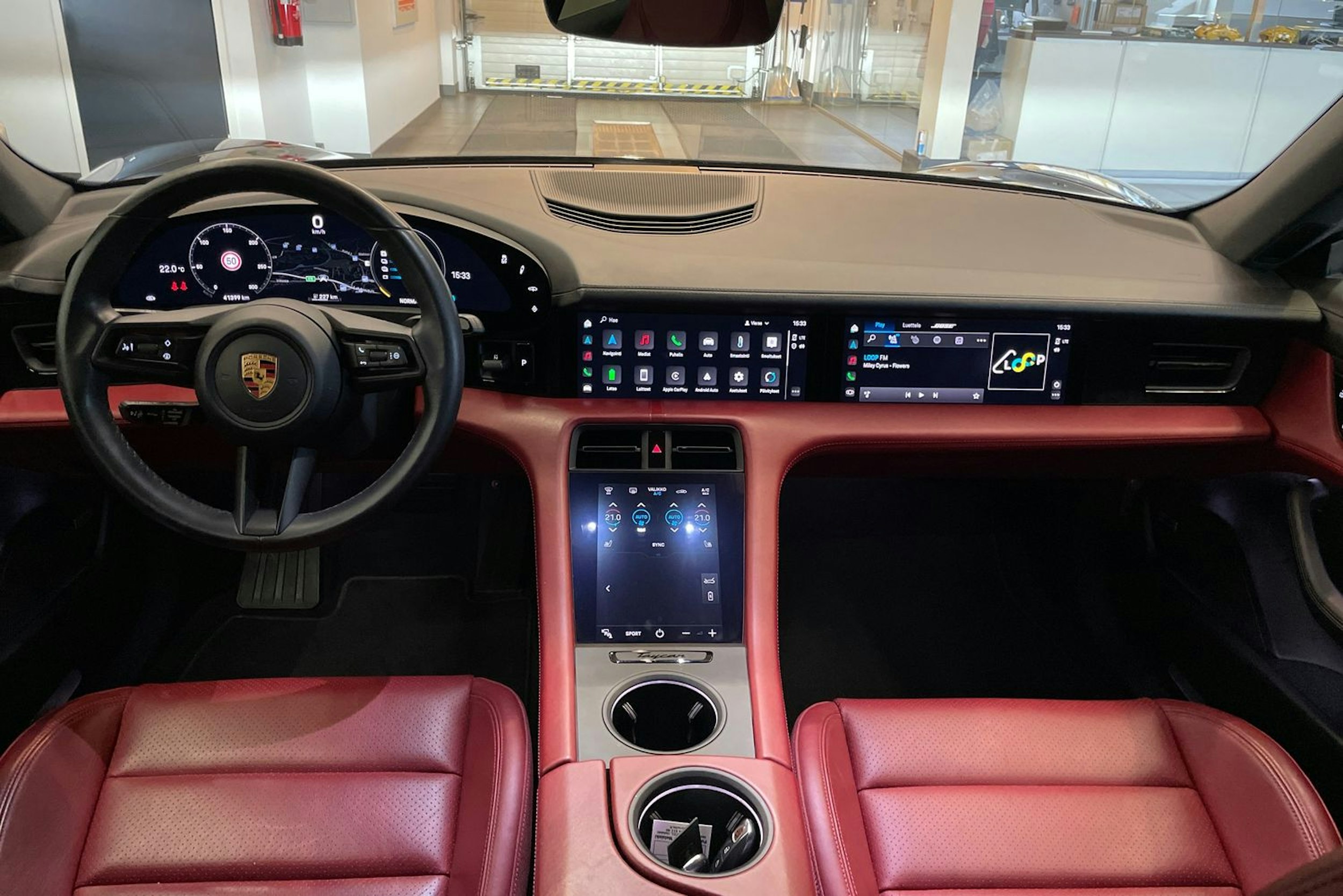 musta Porsche Taycan 2020 kuva 18.