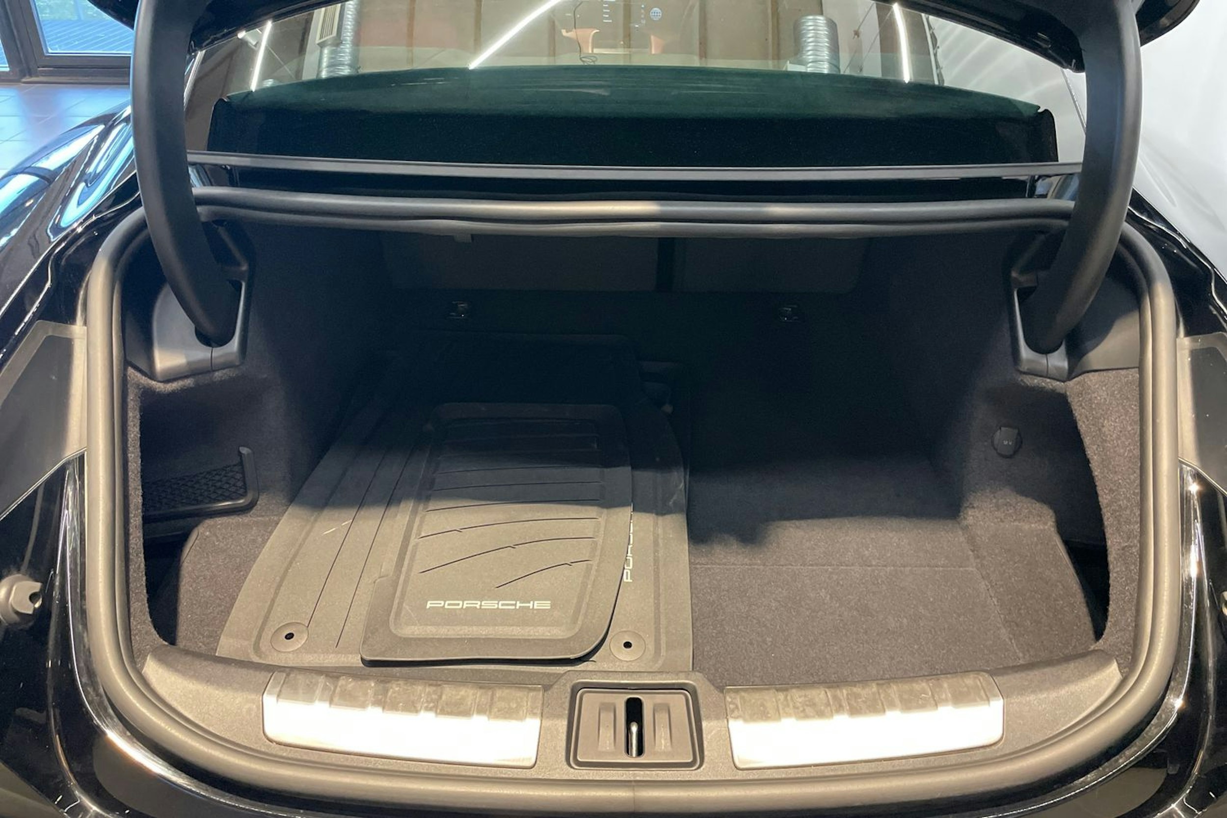 musta Porsche Taycan 2020 kuva 20.