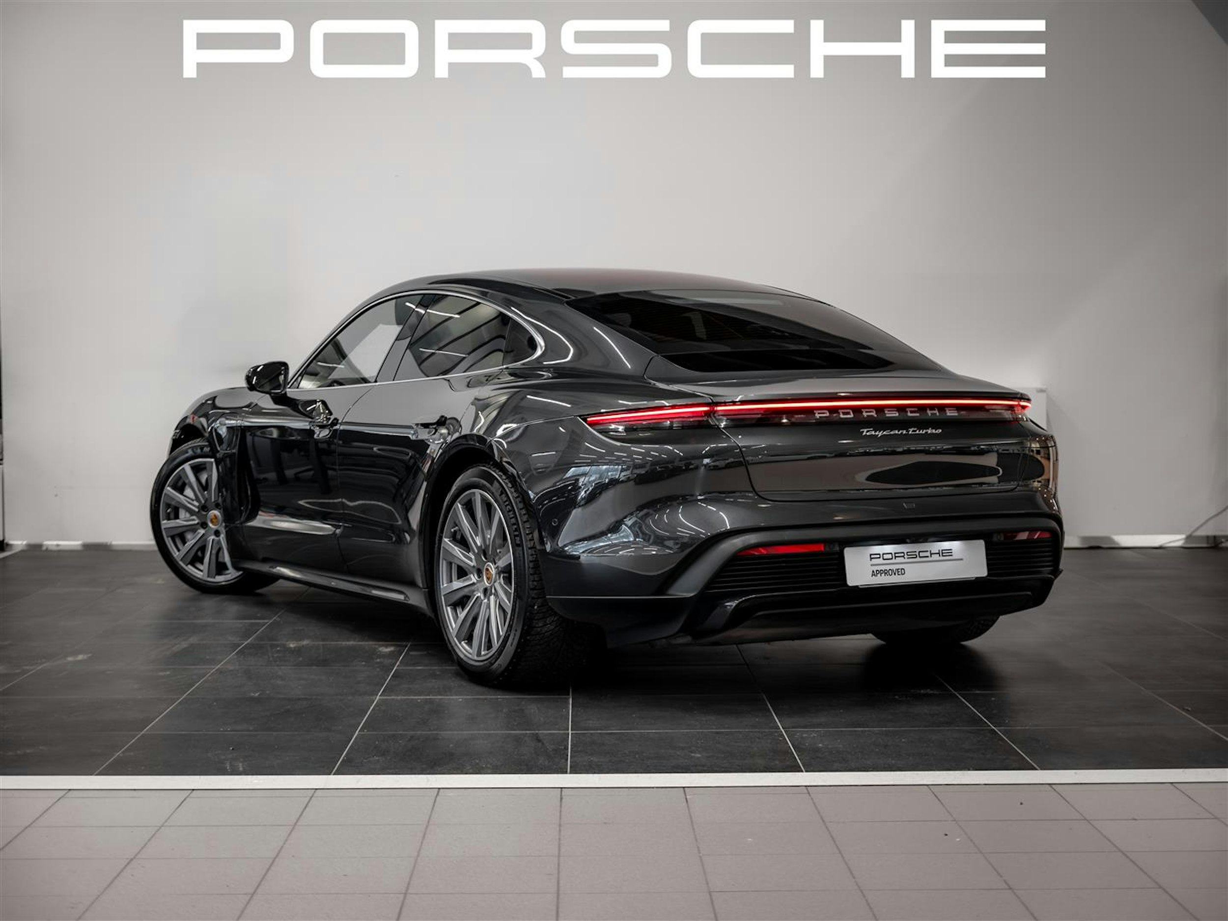 Harmaa Porsche Taycan 2020 kuva 3.