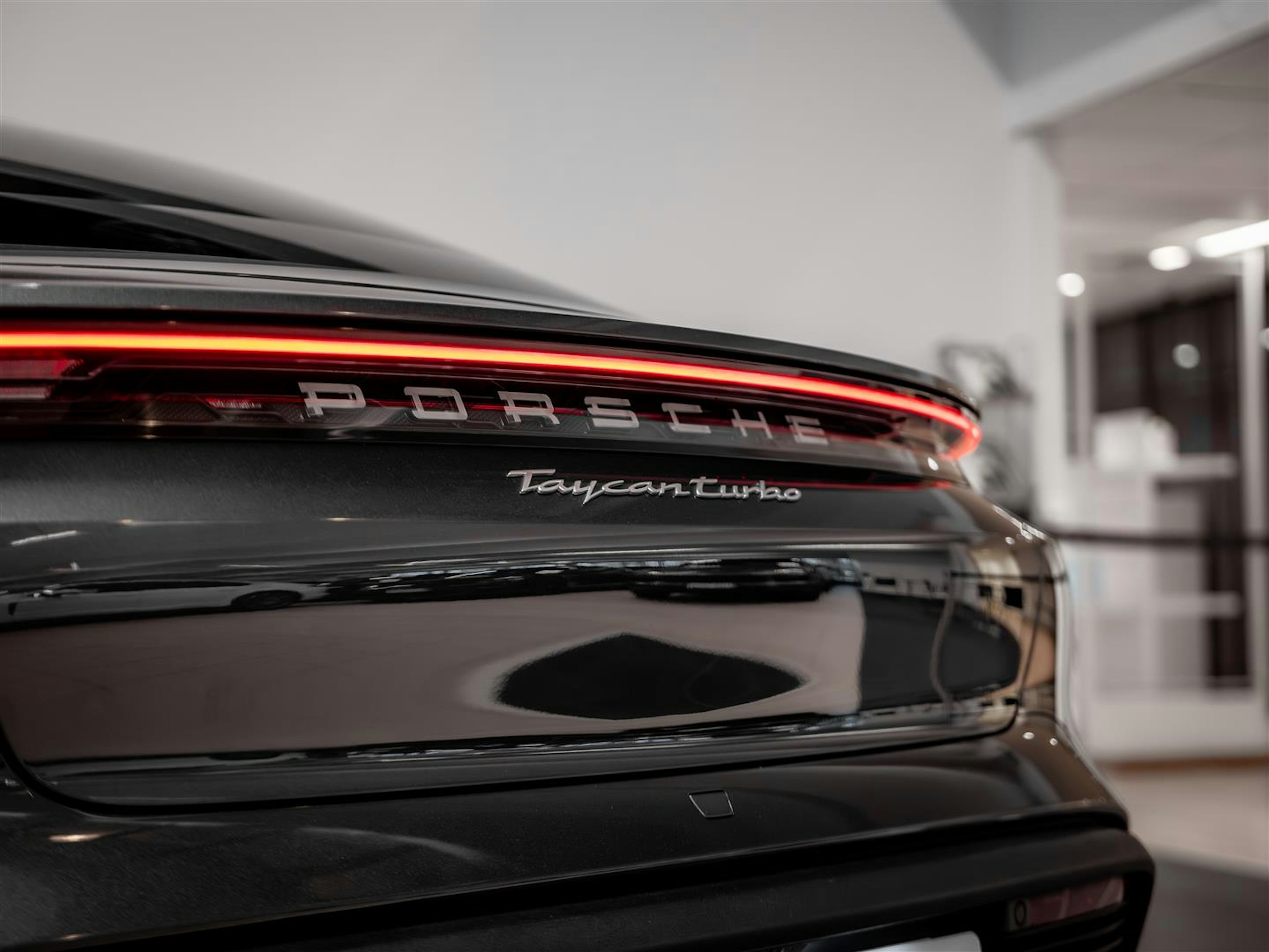 Harmaa Porsche Taycan 2020 kuva 8.