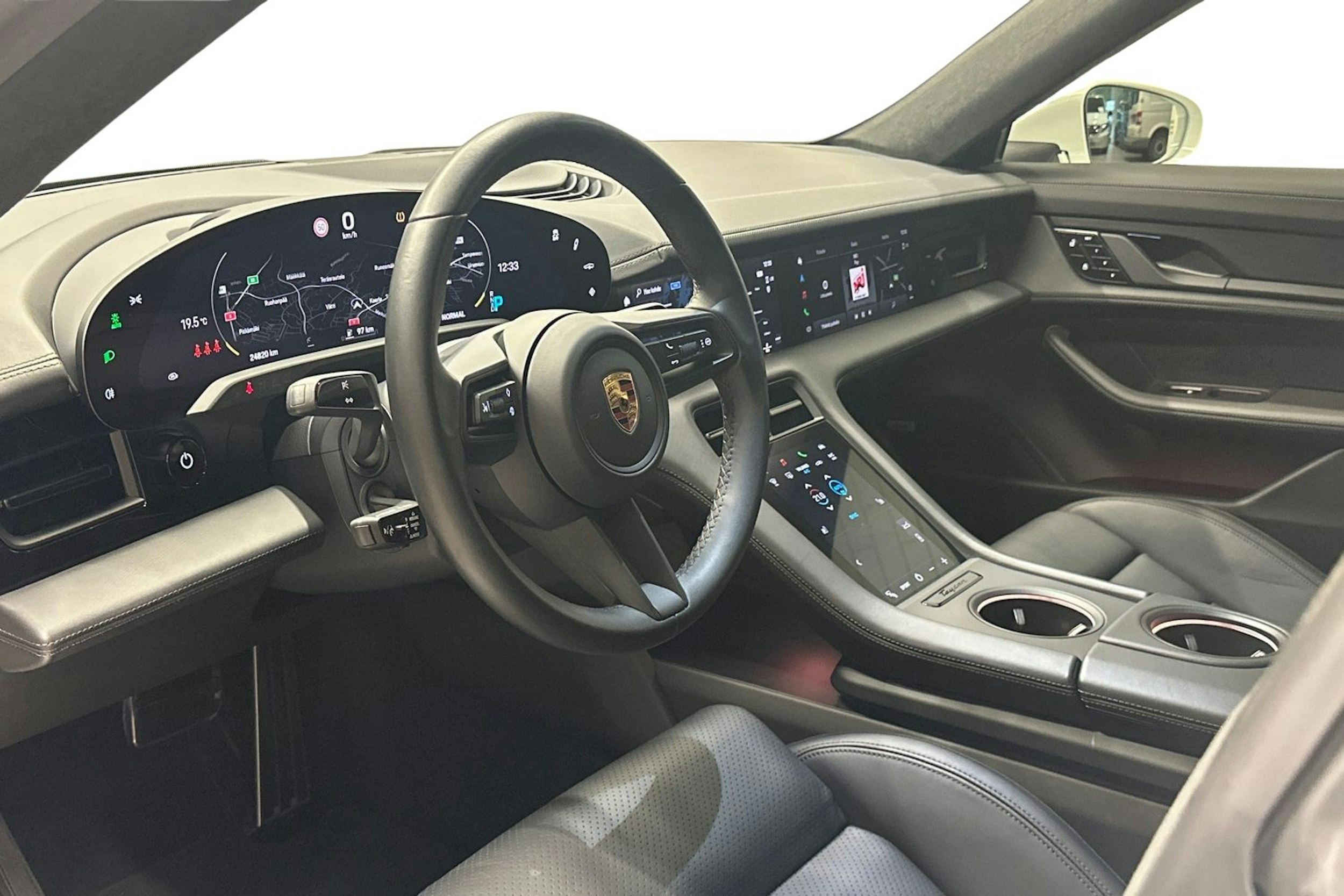 valkoinen Porsche Taycan 2020 kuva 6.