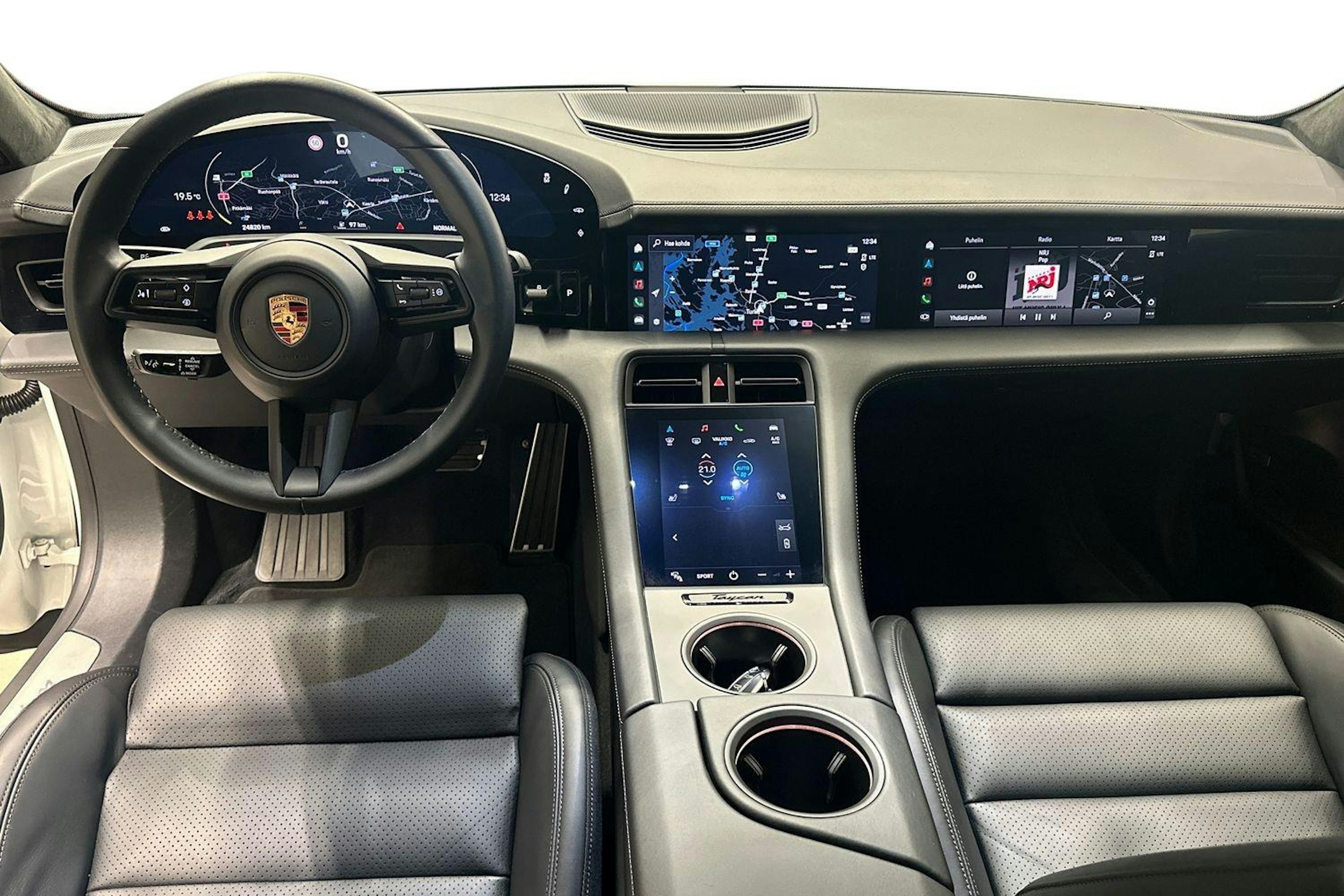 valkoinen Porsche Taycan 2020 kuva 7.