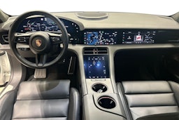 valkoinen Porsche Taycan 2020 kuva 7.
