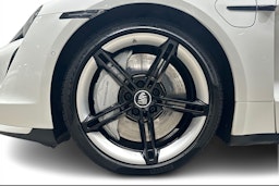 valkoinen Porsche Taycan 2020 kuva 9.