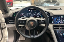 valkoinen Porsche Taycan 2020 kuva 10.