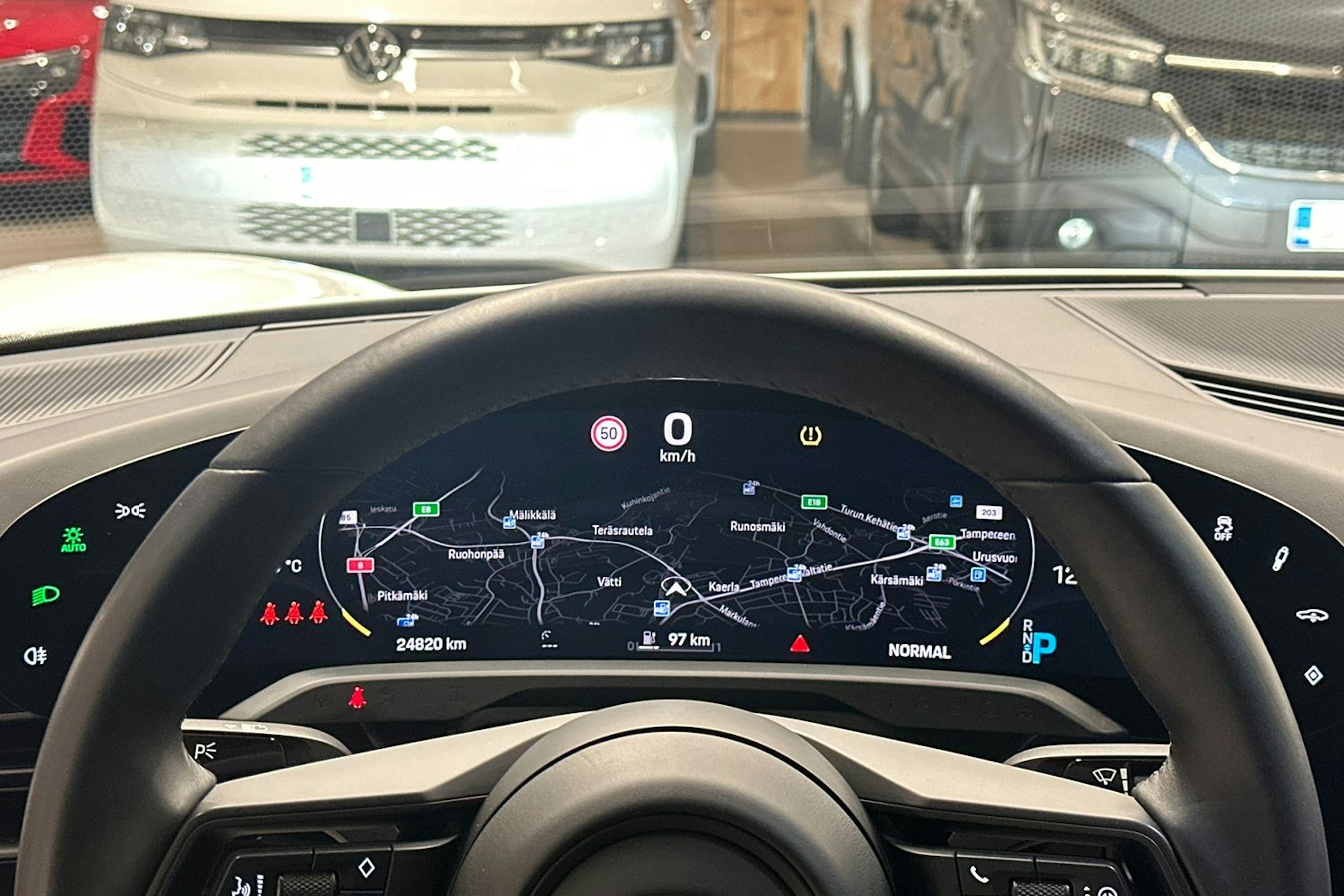 valkoinen Porsche Taycan 2020 kuva 11.