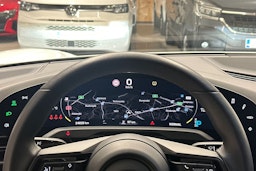 valkoinen Porsche Taycan 2020 kuva 11.