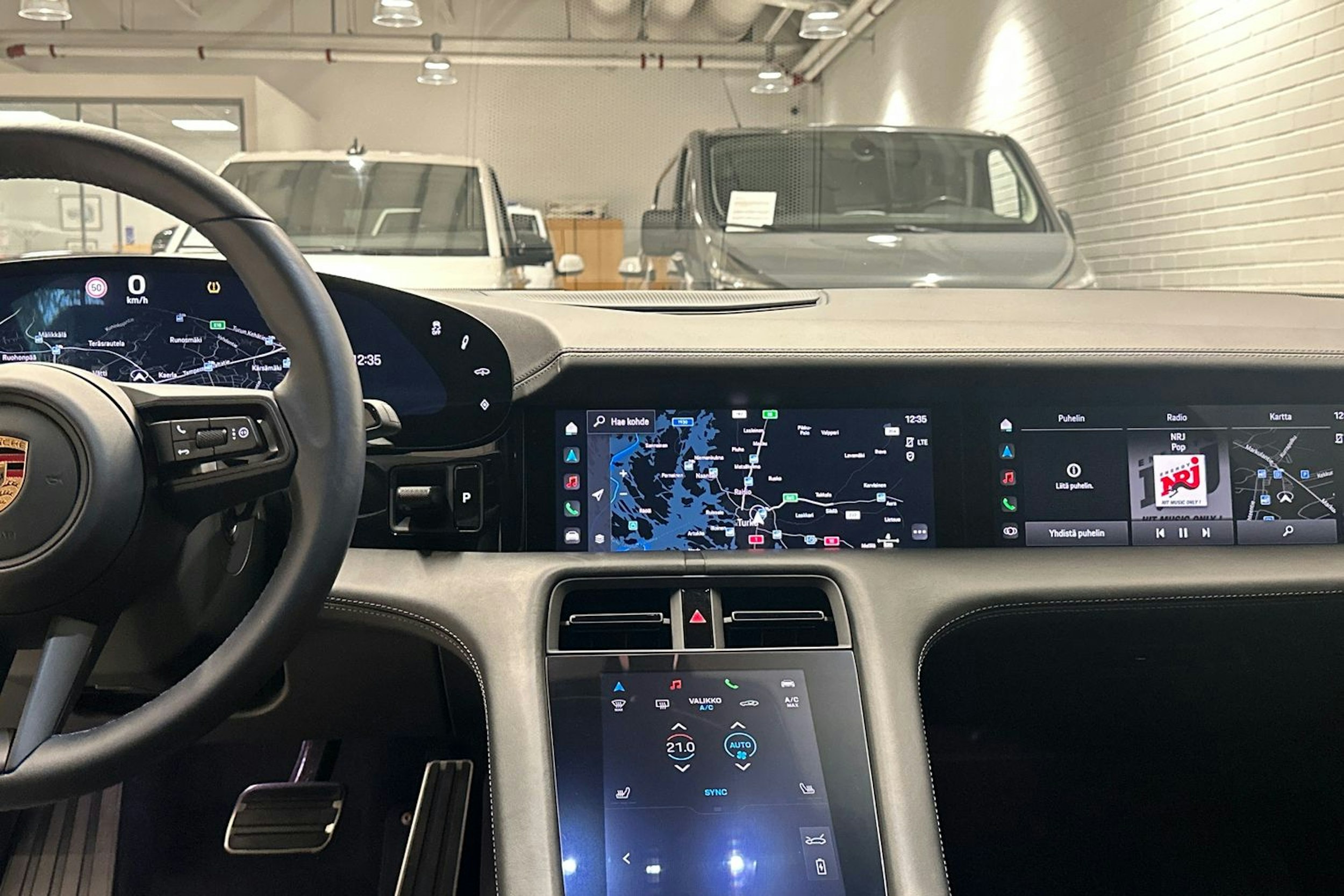valkoinen Porsche Taycan 2020 kuva 12.