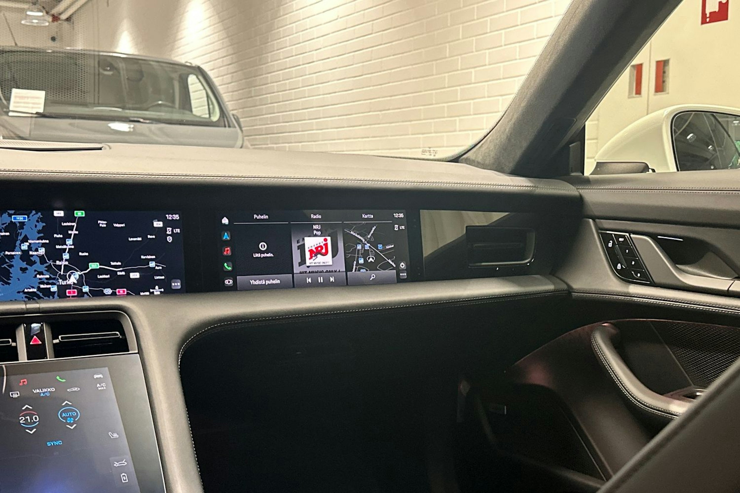 valkoinen Porsche Taycan 2020 kuva 13.