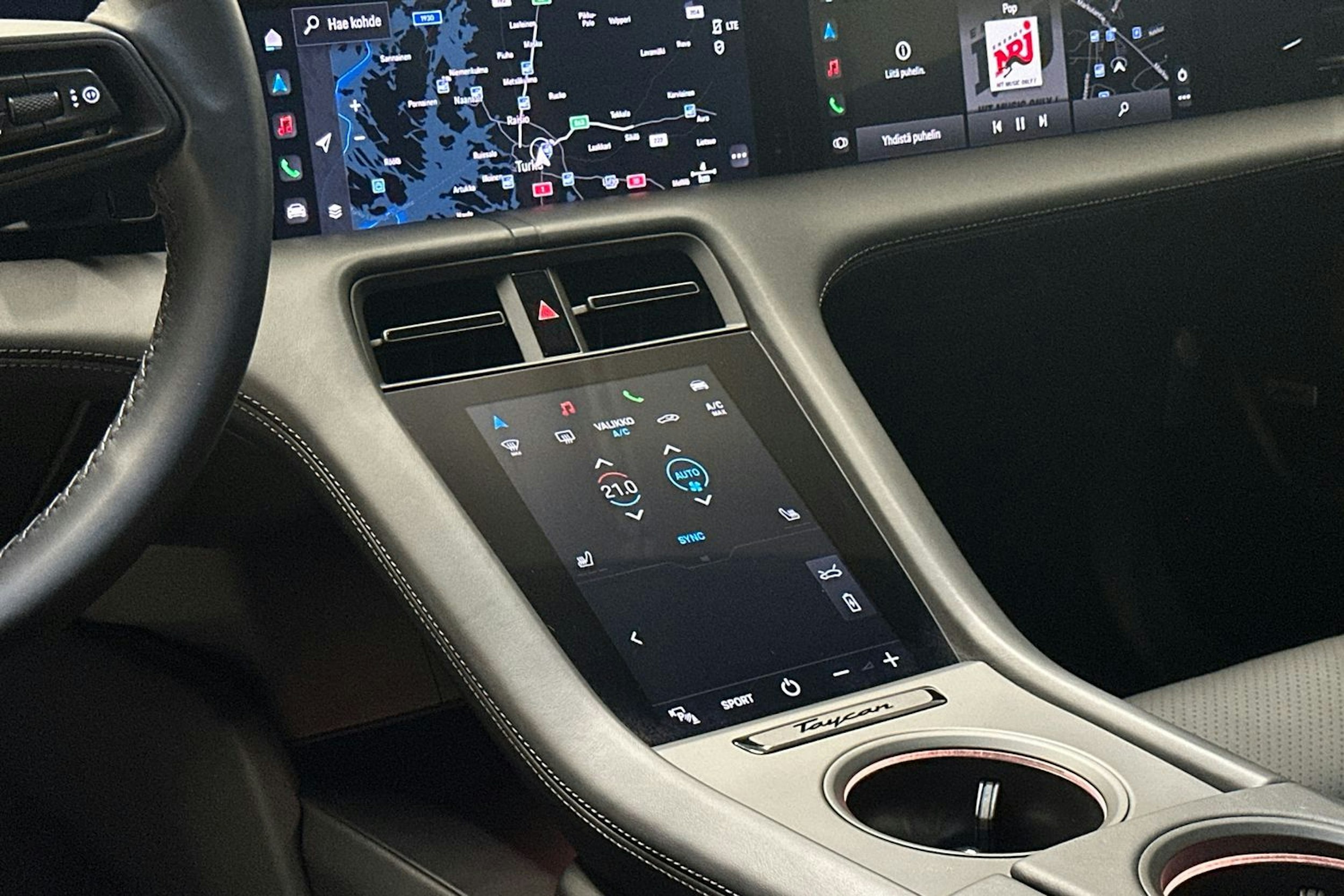 valkoinen Porsche Taycan 2020 kuva 14.
