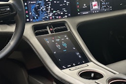 valkoinen Porsche Taycan 2020 kuva 14.