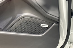 valkoinen Porsche Taycan 2020 kuva 15.