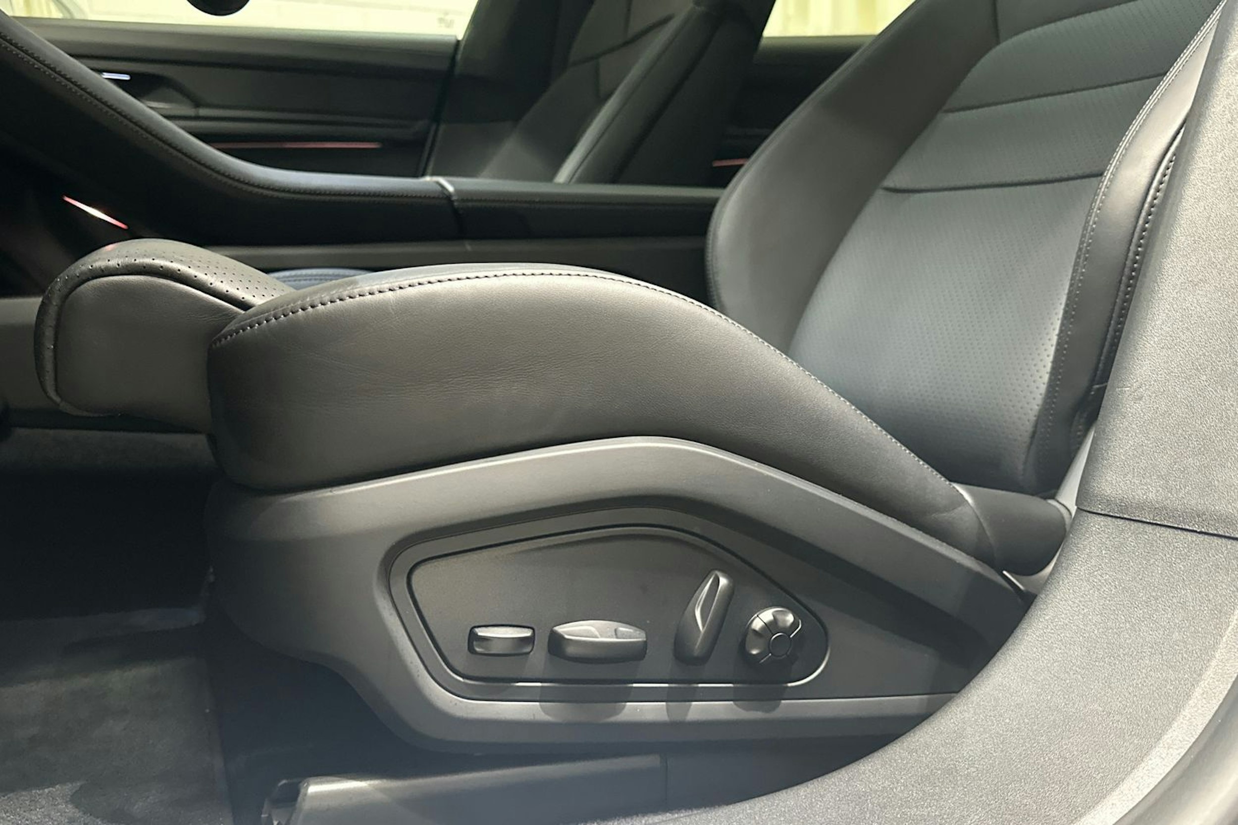 valkoinen Porsche Taycan 2020 kuva 16.