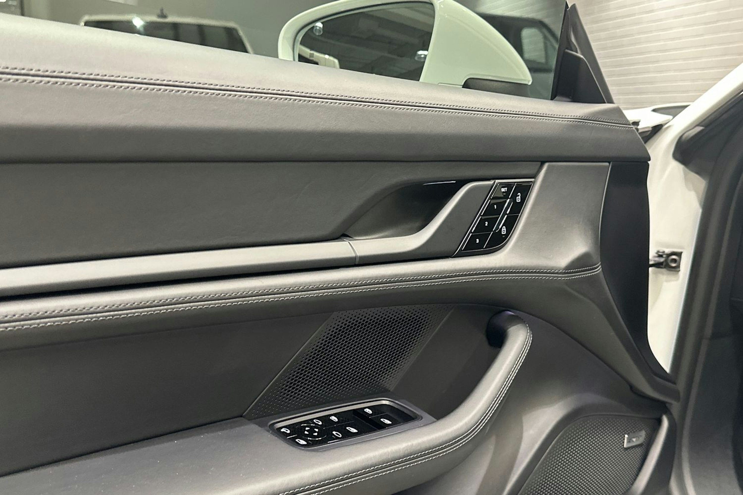valkoinen Porsche Taycan 2020 kuva 17.